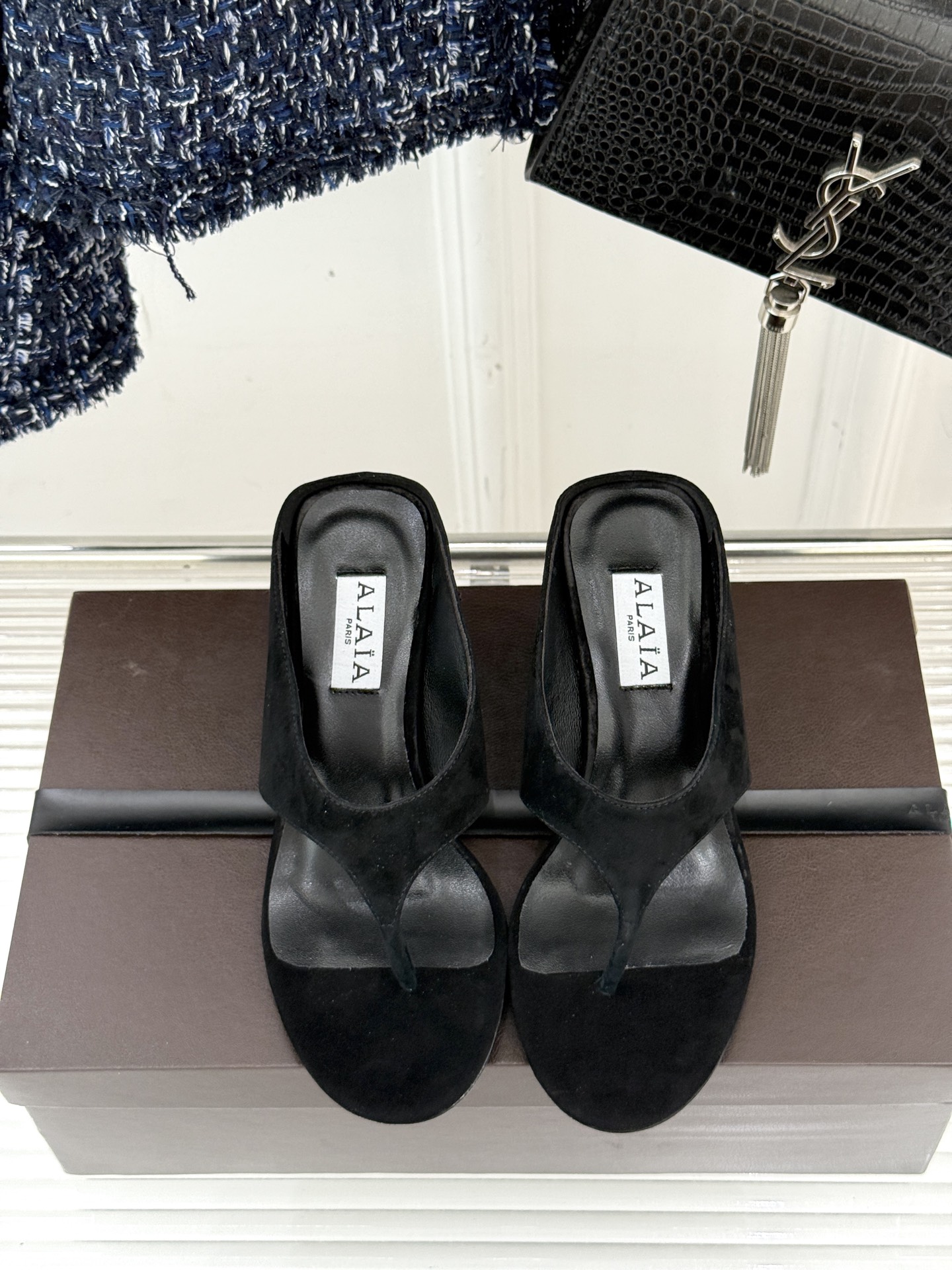 
ALAIA/阿莱娅新品坡跟夹脚拖鞋
夏天到了 也到了穿凉鞋的季节
这款凉鞋真的是上脚一眼惊艳
涂个指甲