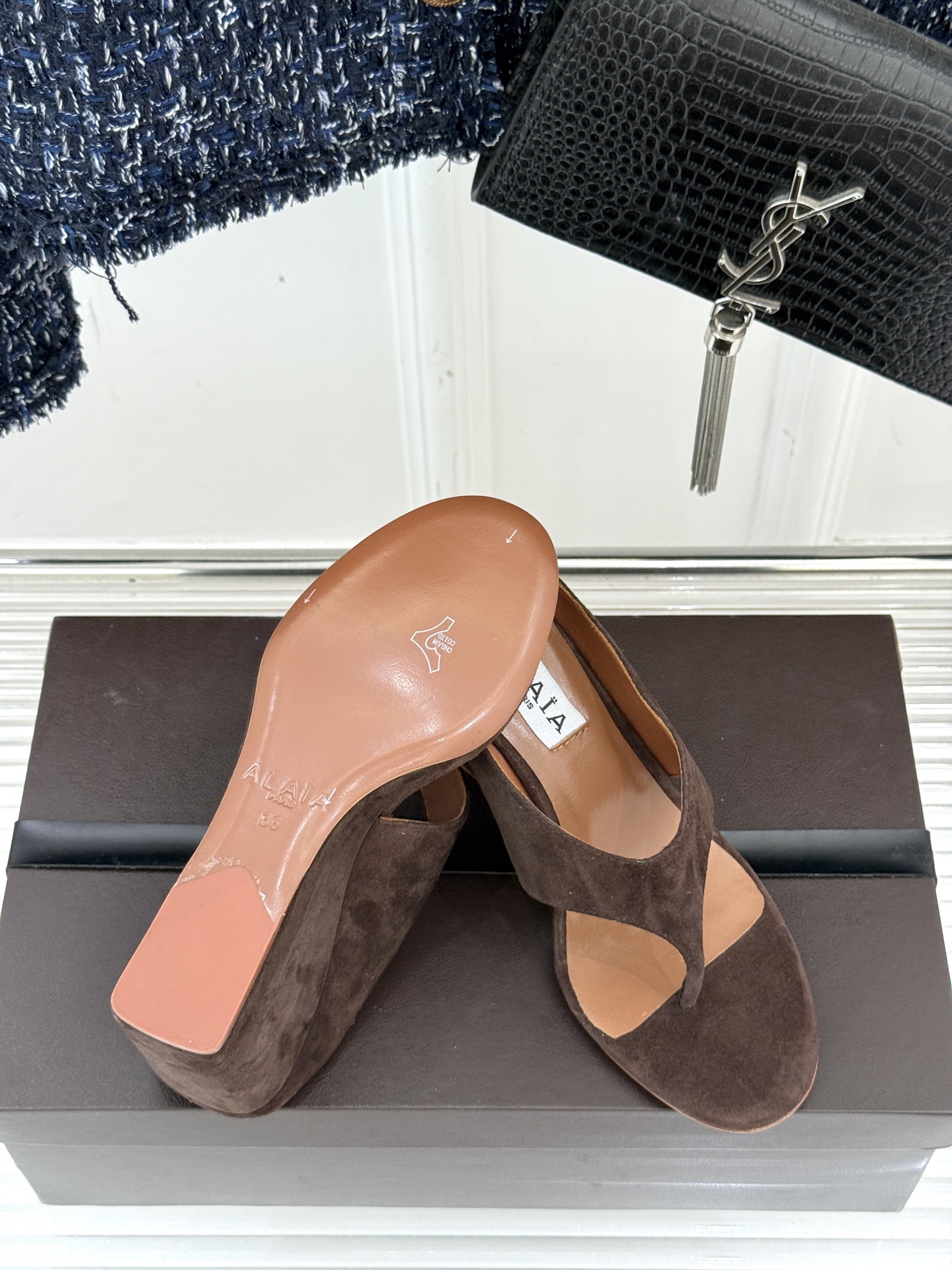 
ALAIA/阿莱娅新品坡跟夹脚拖鞋
夏天到了 也到了穿凉鞋的季节
这款凉鞋真的是上脚一眼惊艳
涂个指甲