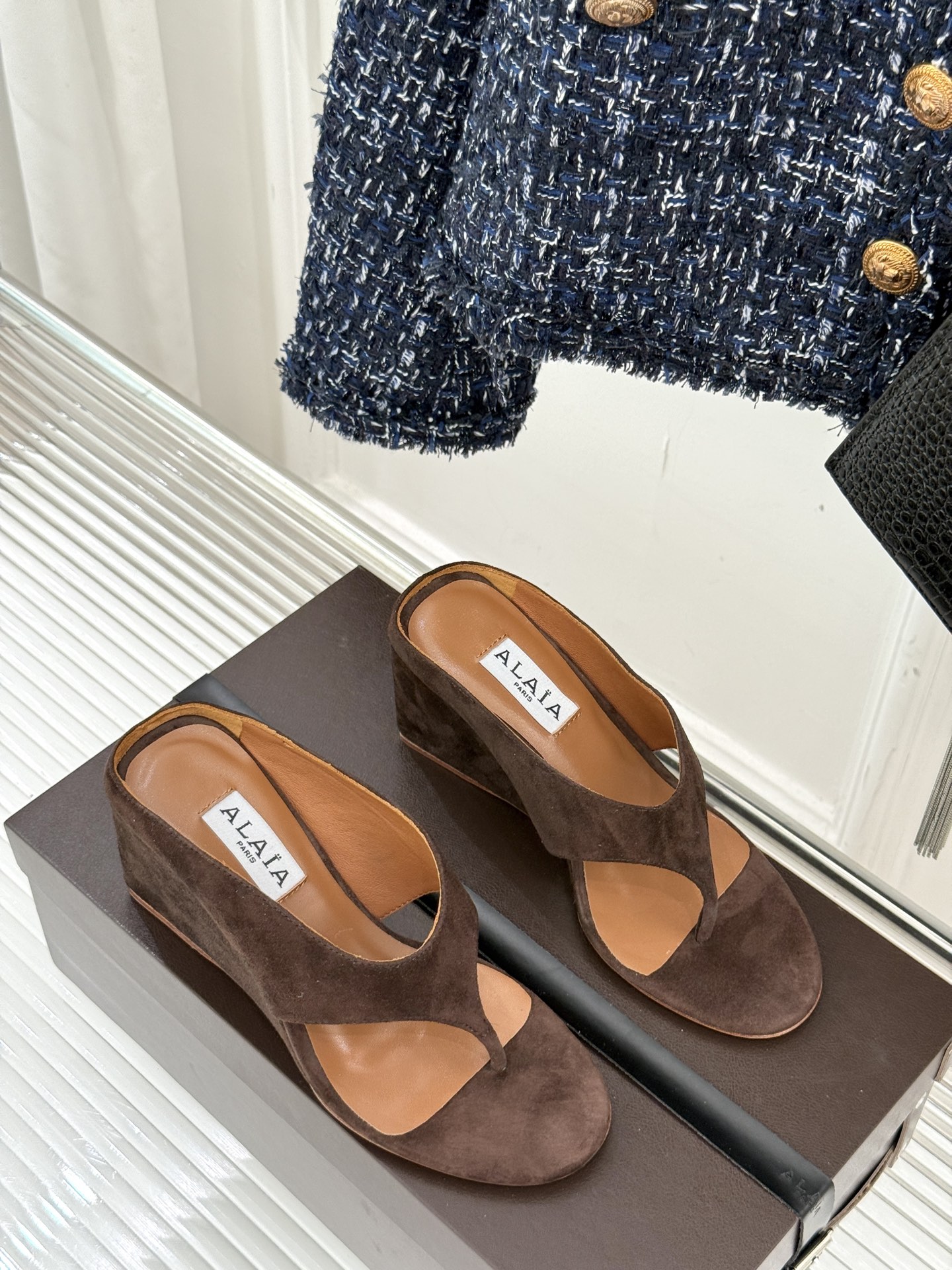 
ALAIA/阿莱娅新品坡跟夹脚拖鞋
夏天到了 也到了穿凉鞋的季节
这款凉鞋真的是上脚一眼惊艳
涂个指甲