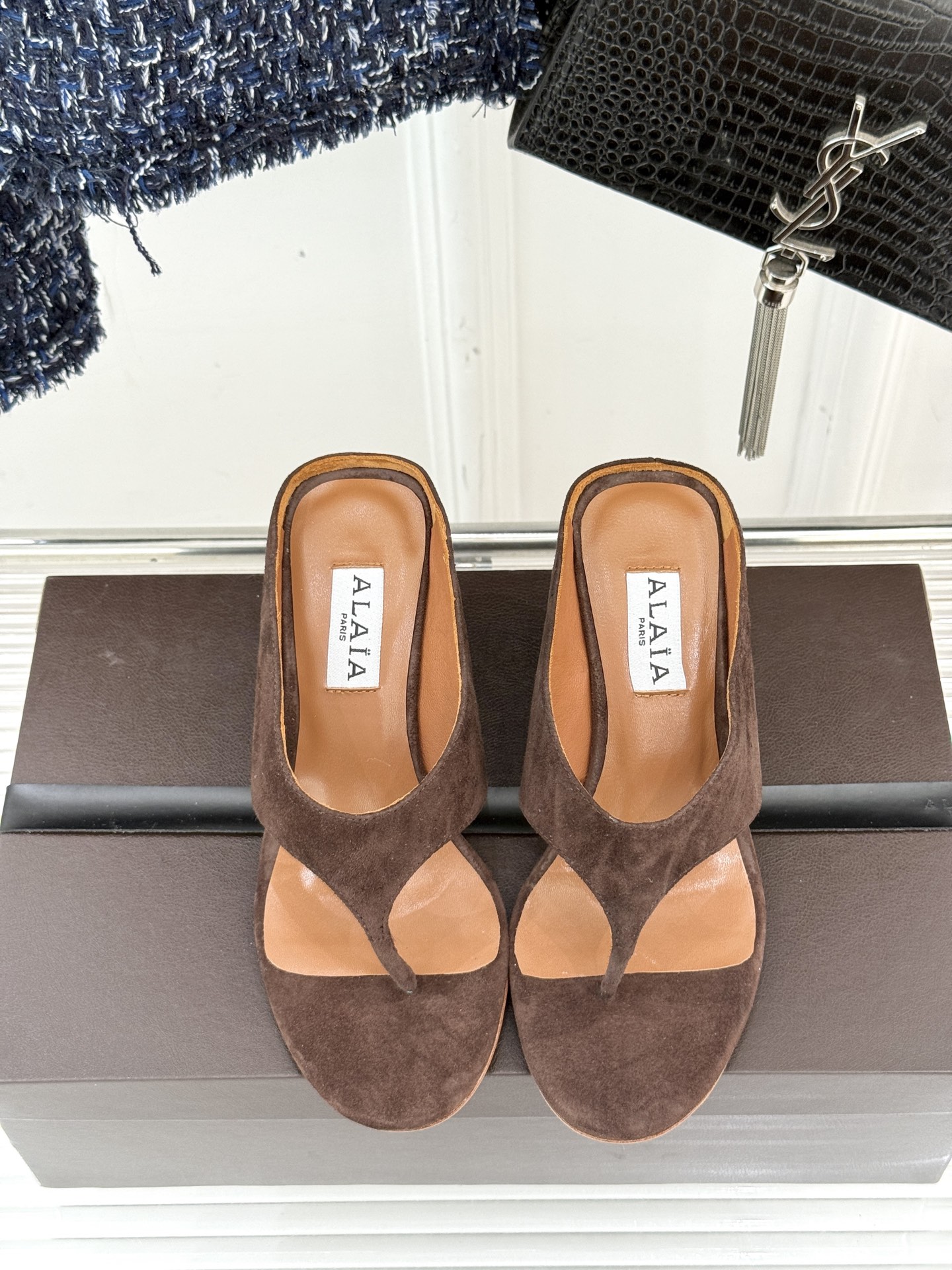 
ALAIA/阿莱娅新品坡跟夹脚拖鞋
夏天到了 也到了穿凉鞋的季节
这款凉鞋真的是上脚一眼惊艳
涂个指甲