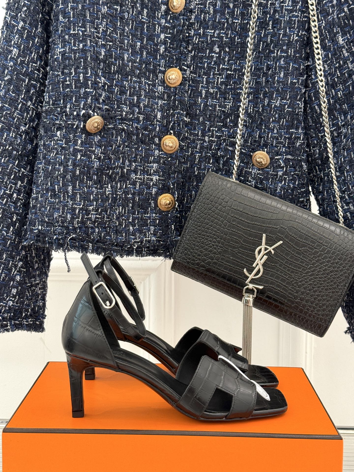 
Hermès/爱马仕经典H高跟凉鞋
鞋面是经典的H造型设计
品牌辨识度极高 
颜值和脚感兼备 
实物上