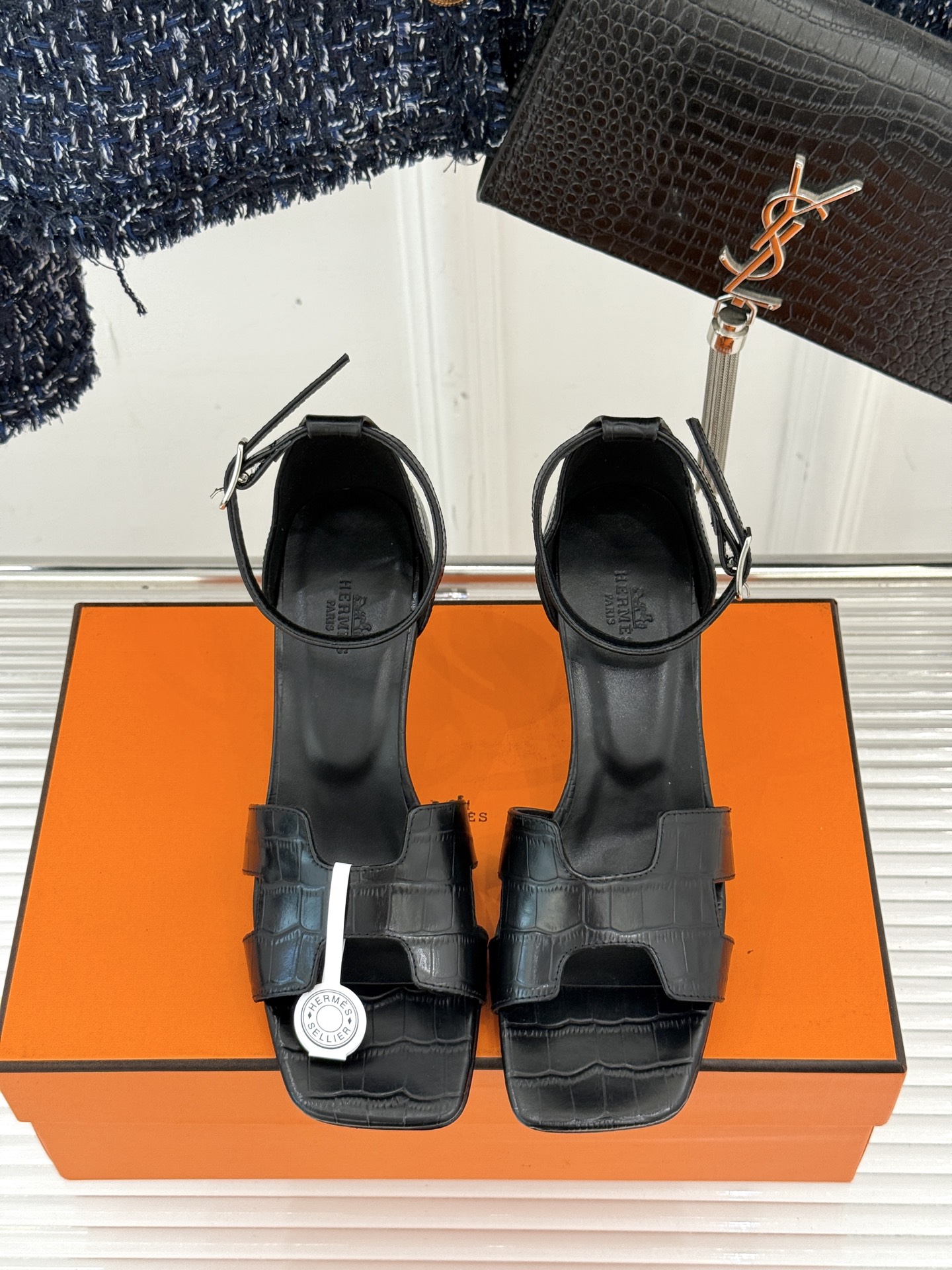 
Hermès/爱马仕经典H高跟凉鞋
鞋面是经典的H造型设计
品牌辨识度极高 
颜值和脚感兼备 
实物上