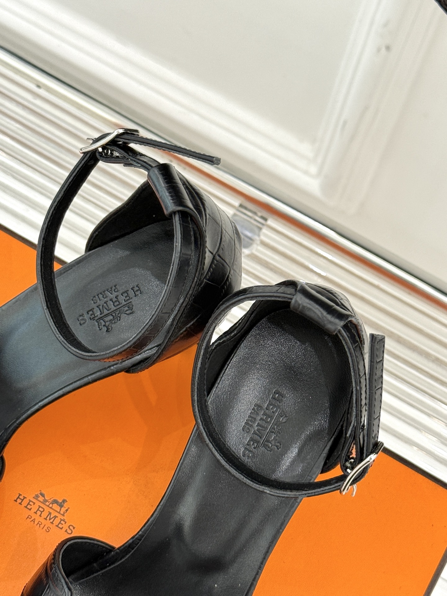
Hermès/爱马仕经典H高跟凉鞋
鞋面是经典的H造型设计
品牌辨识度极高 
颜值和脚感兼备 
实物上