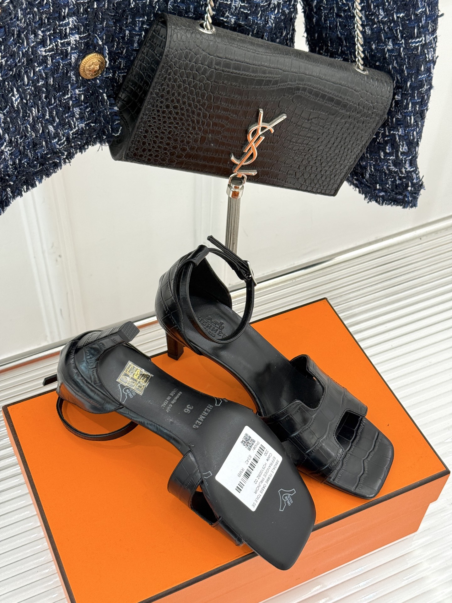 
Hermès/爱马仕经典H高跟凉鞋
鞋面是经典的H造型设计
品牌辨识度极高 
颜值和脚感兼备 
实物上