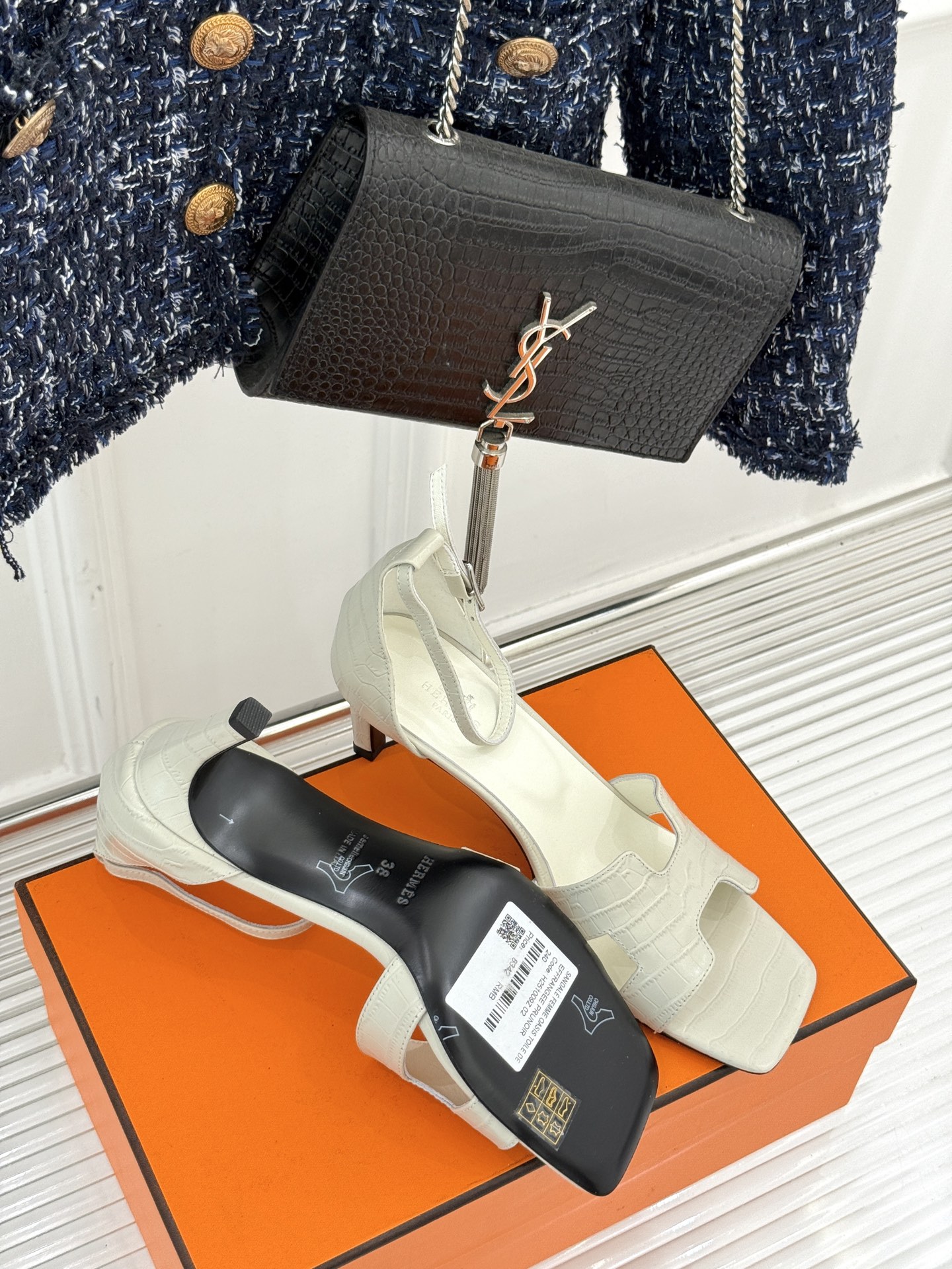
Hermès/爱马仕经典H高跟凉鞋
鞋面是经典的H造型设计
品牌辨识度极高 
颜值和脚感兼备 
实物上