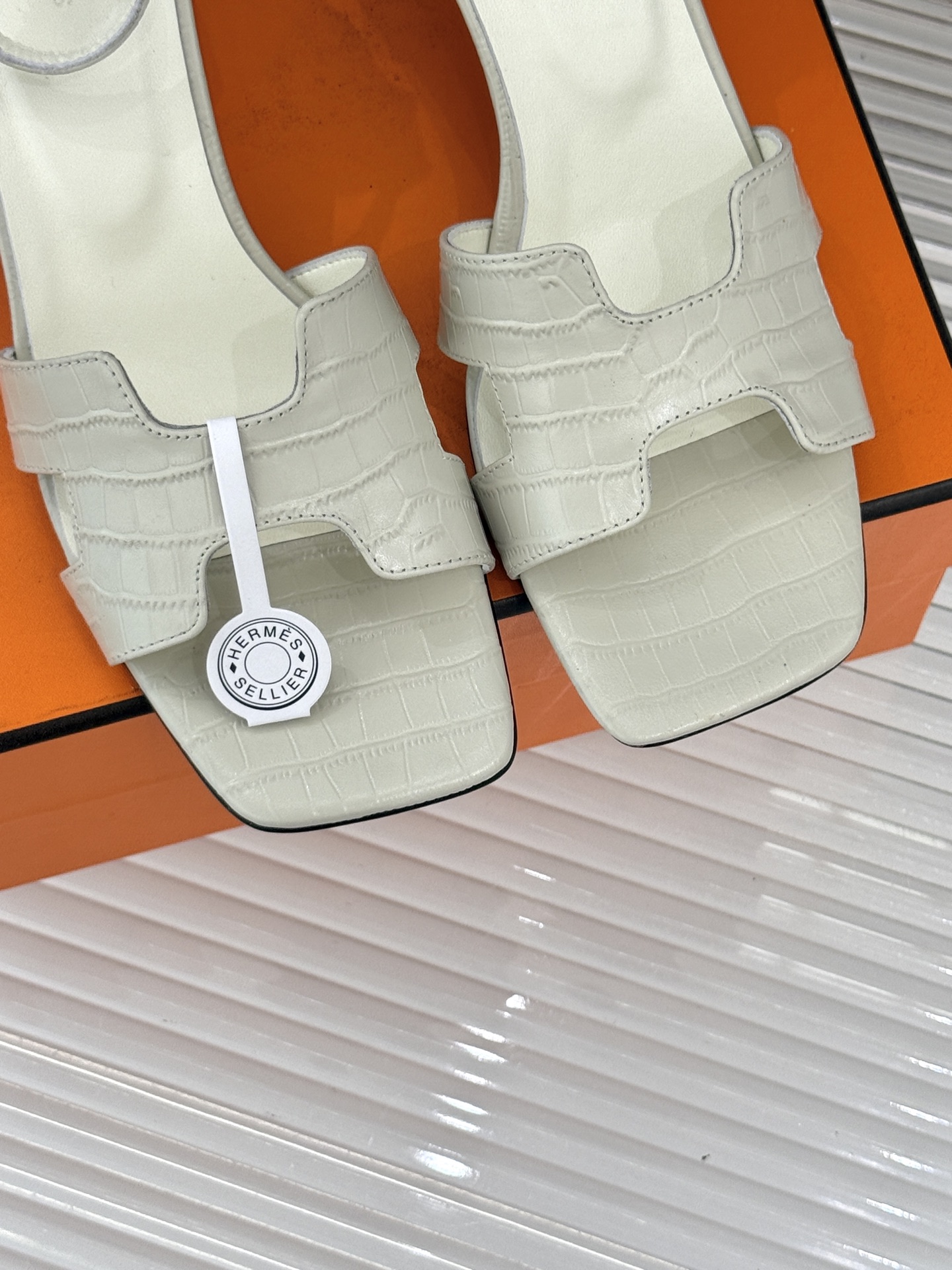 
Hermès/爱马仕经典H高跟凉鞋
鞋面是经典的H造型设计
品牌辨识度极高 
颜值和脚感兼备 
实物上