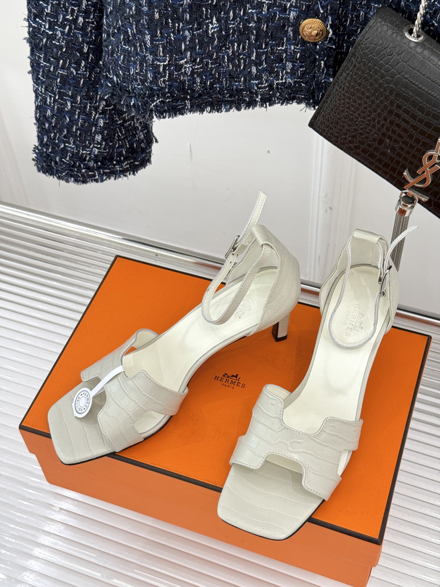 
Hermès/爱马仕经典H高跟凉鞋
鞋面是经典的H造型设计
品牌辨识度极高 
颜值和脚感兼备 
实物上