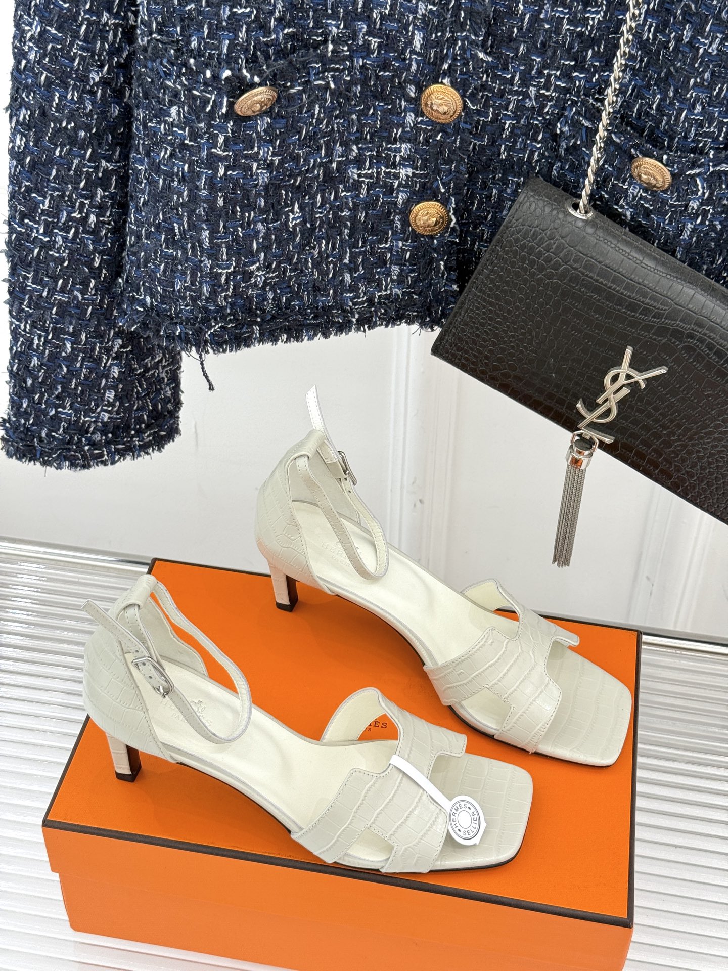
Hermès/爱马仕经典H高跟凉鞋
鞋面是经典的H造型设计
品牌辨识度极高 
颜值和脚感兼备 
实物上