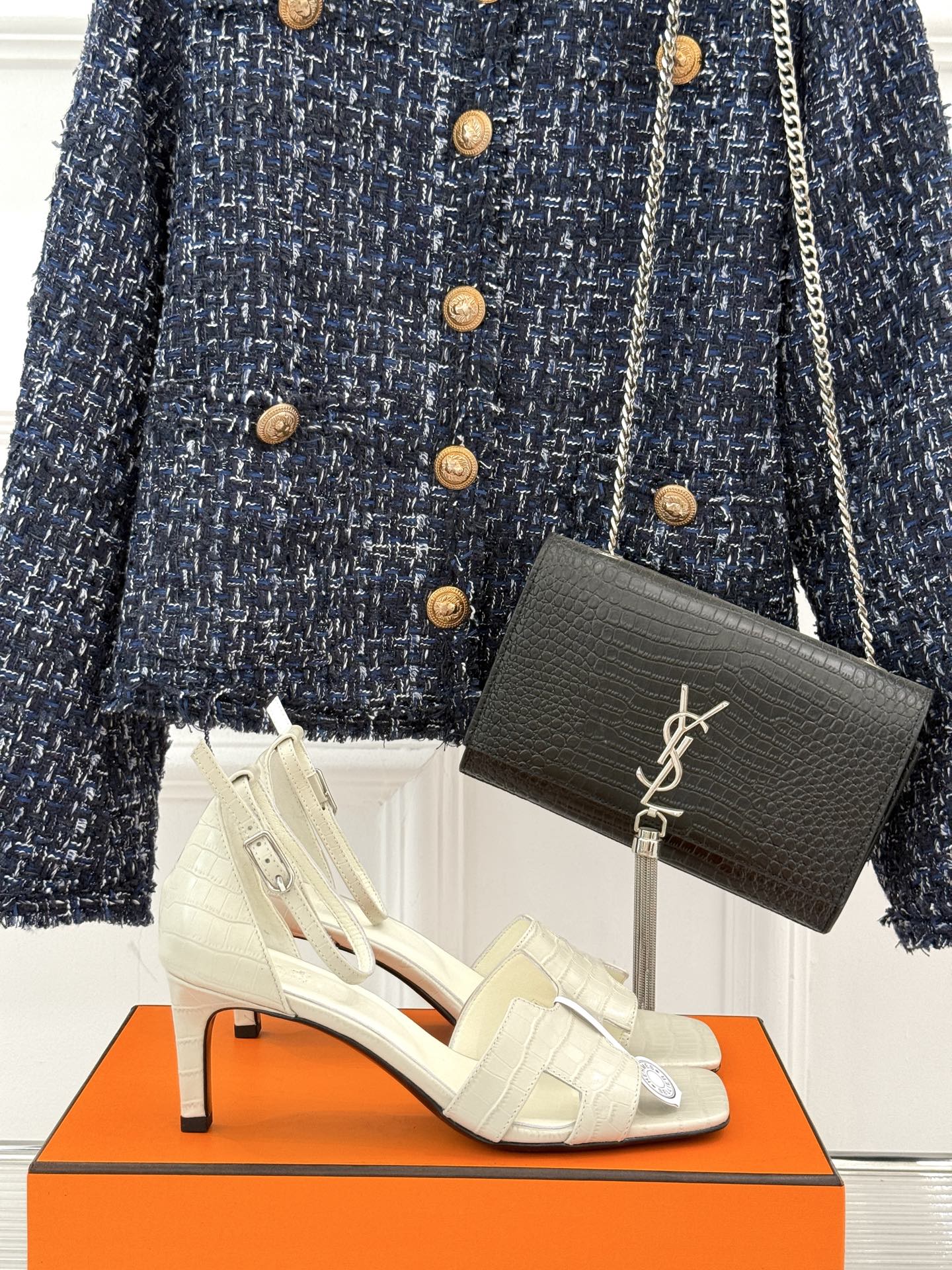 
Hermès/爱马仕经典H高跟凉鞋
鞋面是经典的H造型设计
品牌辨识度极高 
颜值和脚感兼备 
实物上