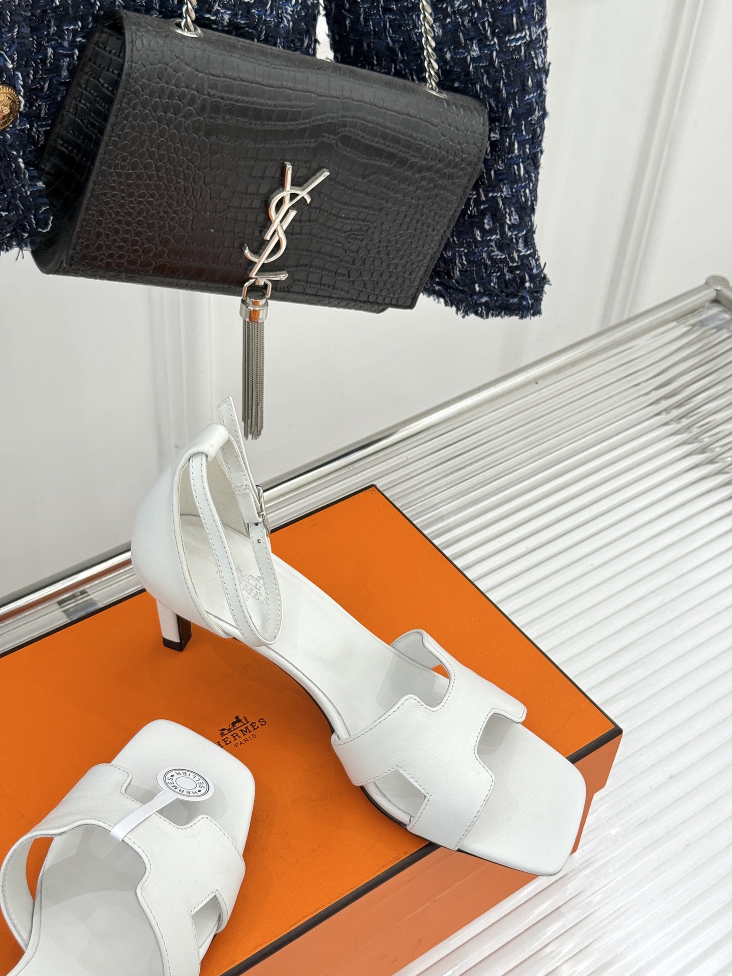 
Hermès/爱马仕经典H高跟凉鞋
鞋面是经典的H造型设计
品牌辨识度极高 
颜值和脚感兼备 
实物上