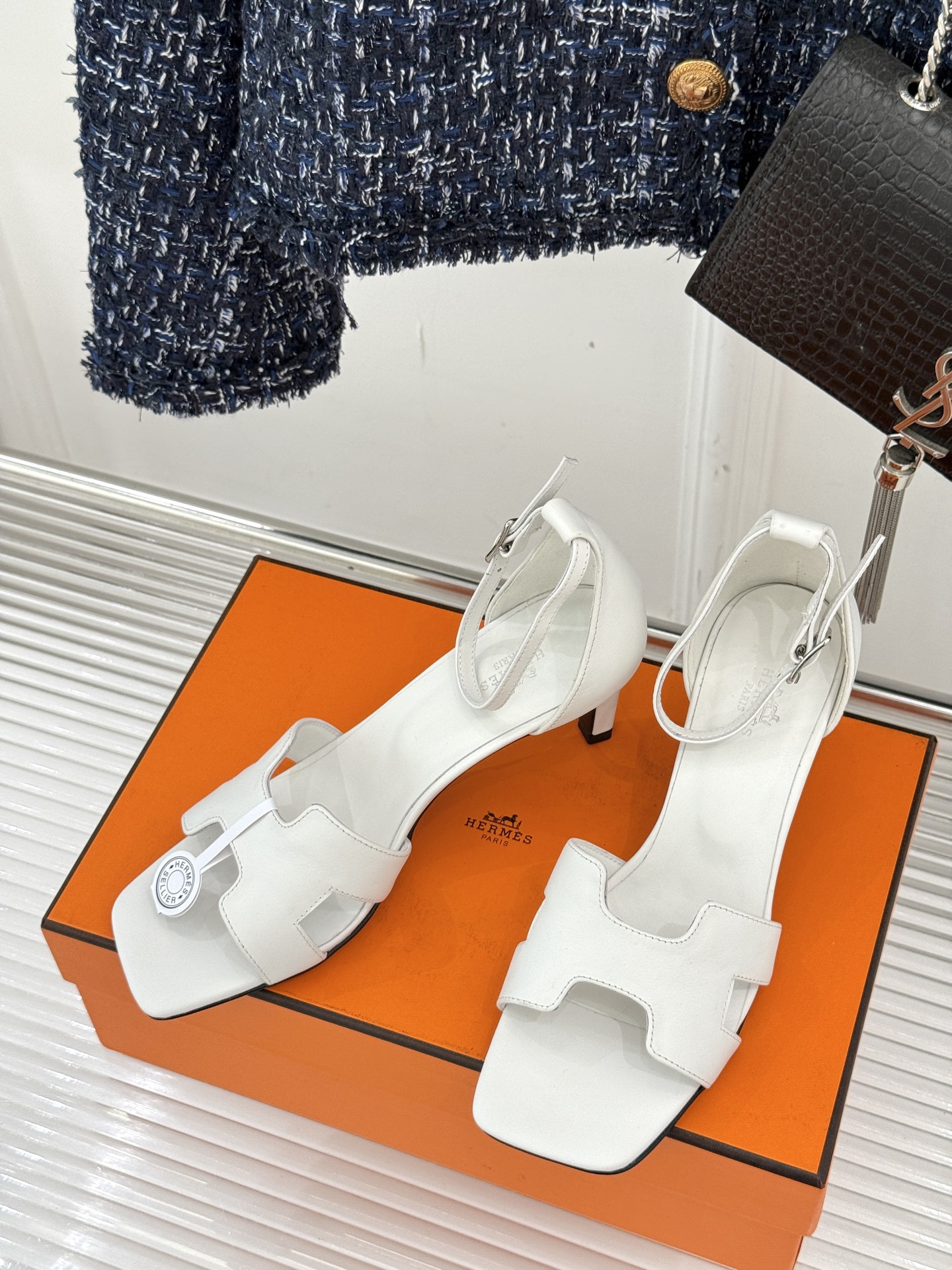 
Hermès/爱马仕经典H高跟凉鞋
鞋面是经典的H造型设计
品牌辨识度极高 
颜值和脚感兼备 
实物上