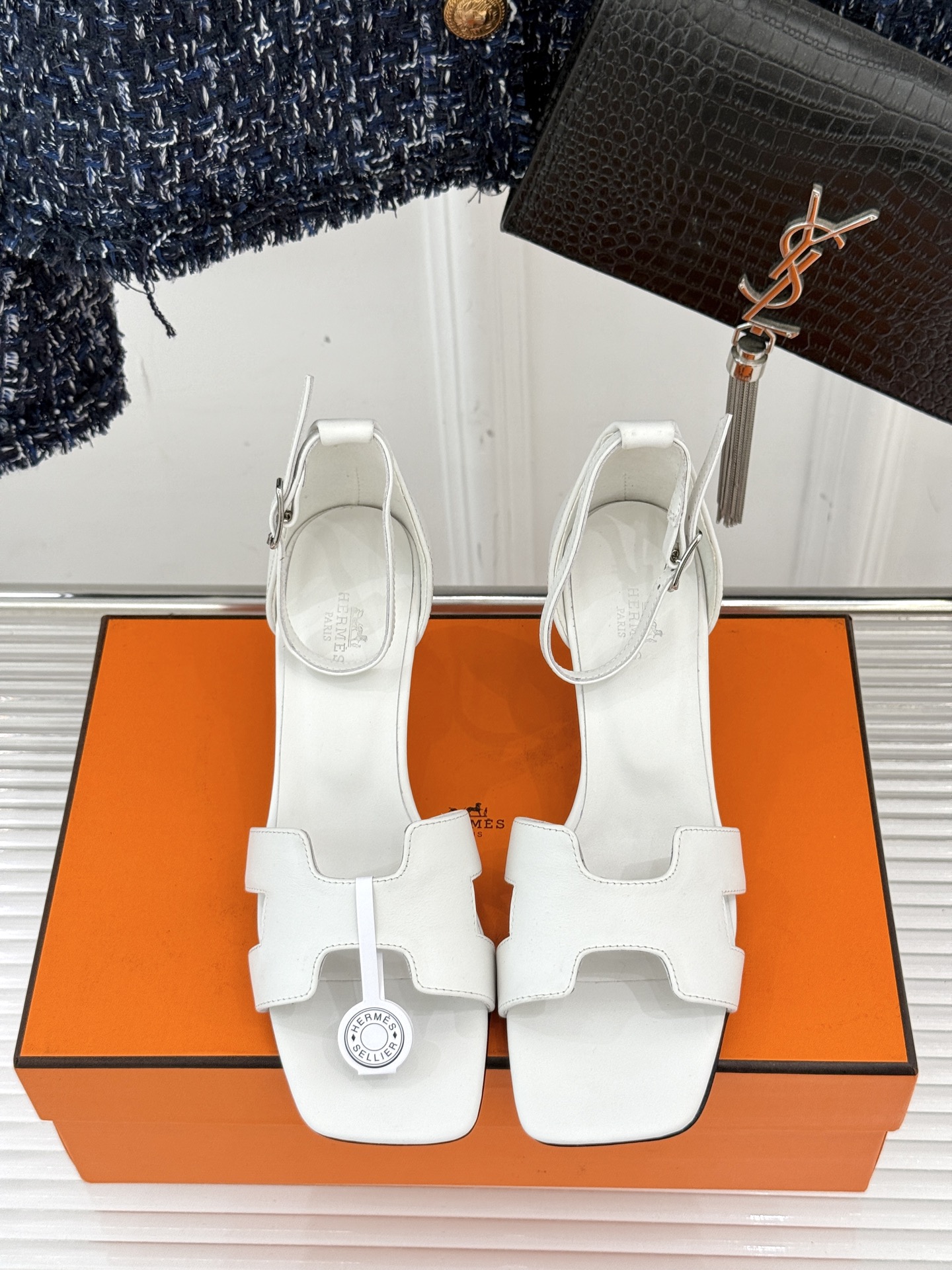 
Hermès/爱马仕经典H高跟凉鞋
鞋面是经典的H造型设计
品牌辨识度极高 
颜值和脚感兼备 
实物上