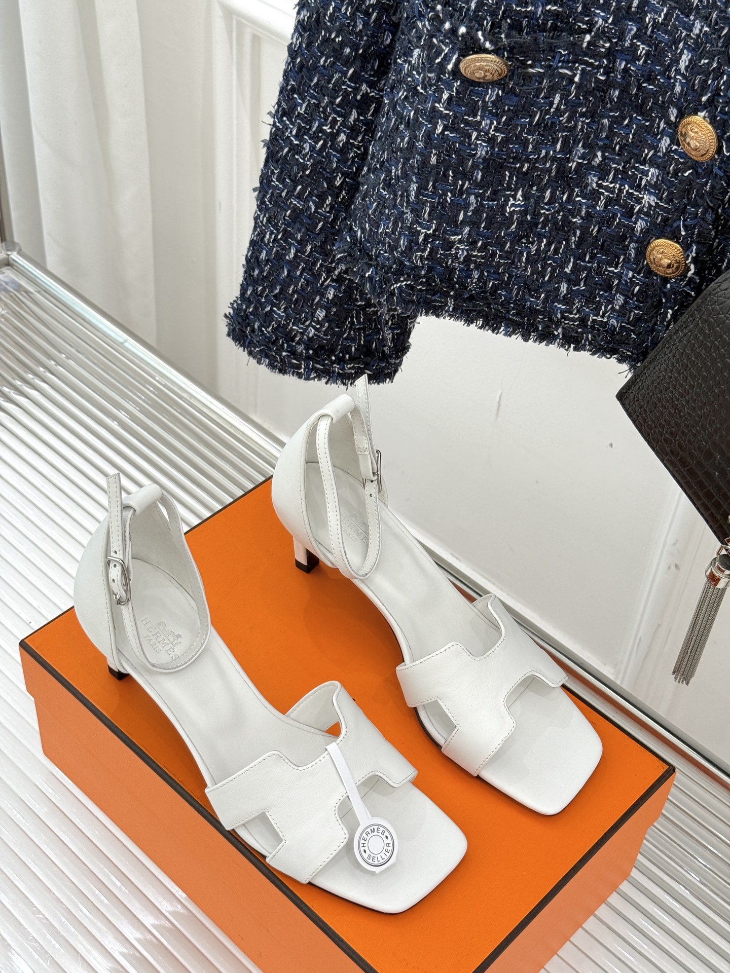 
Hermès/爱马仕经典H高跟凉鞋
鞋面是经典的H造型设计
品牌辨识度极高 
颜值和脚感兼备 
实物上