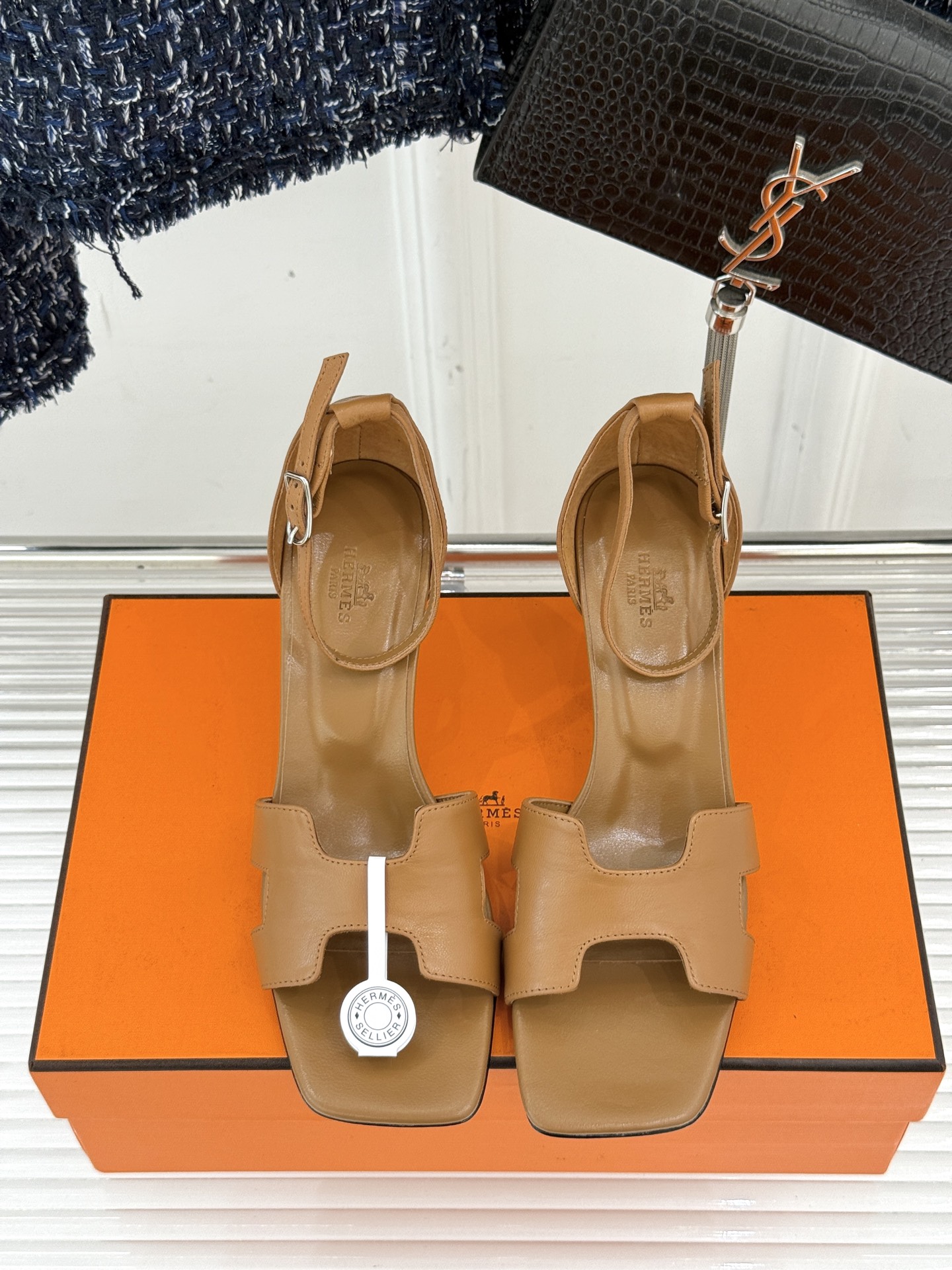 
Hermès/爱马仕经典H高跟凉鞋
鞋面是经典的H造型设计
品牌辨识度极高 
颜值和脚感兼备 
实物上