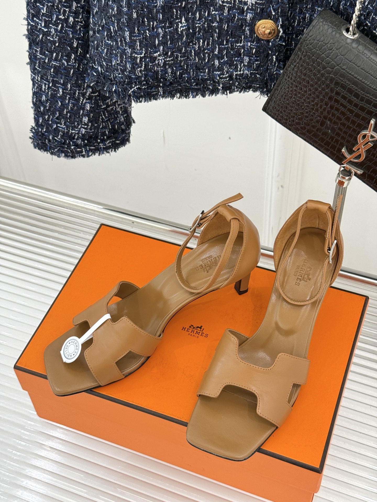 
Hermès/爱马仕经典H高跟凉鞋
鞋面是经典的H造型设计
品牌辨识度极高 
颜值和脚感兼备 
实物上
