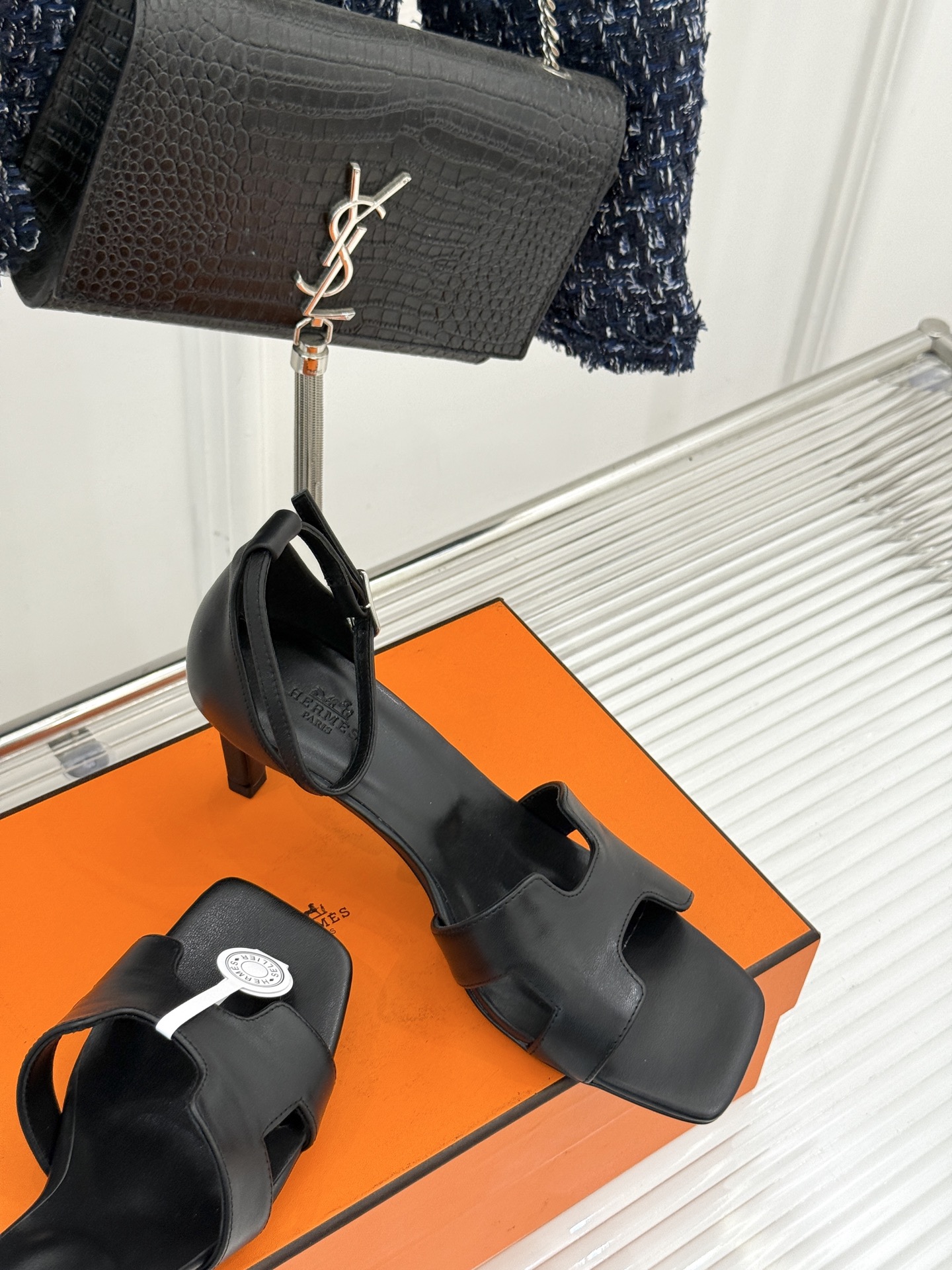 
Hermès/爱马仕经典H高跟凉鞋
鞋面是经典的H造型设计
品牌辨识度极高 
颜值和脚感兼备 
实物上