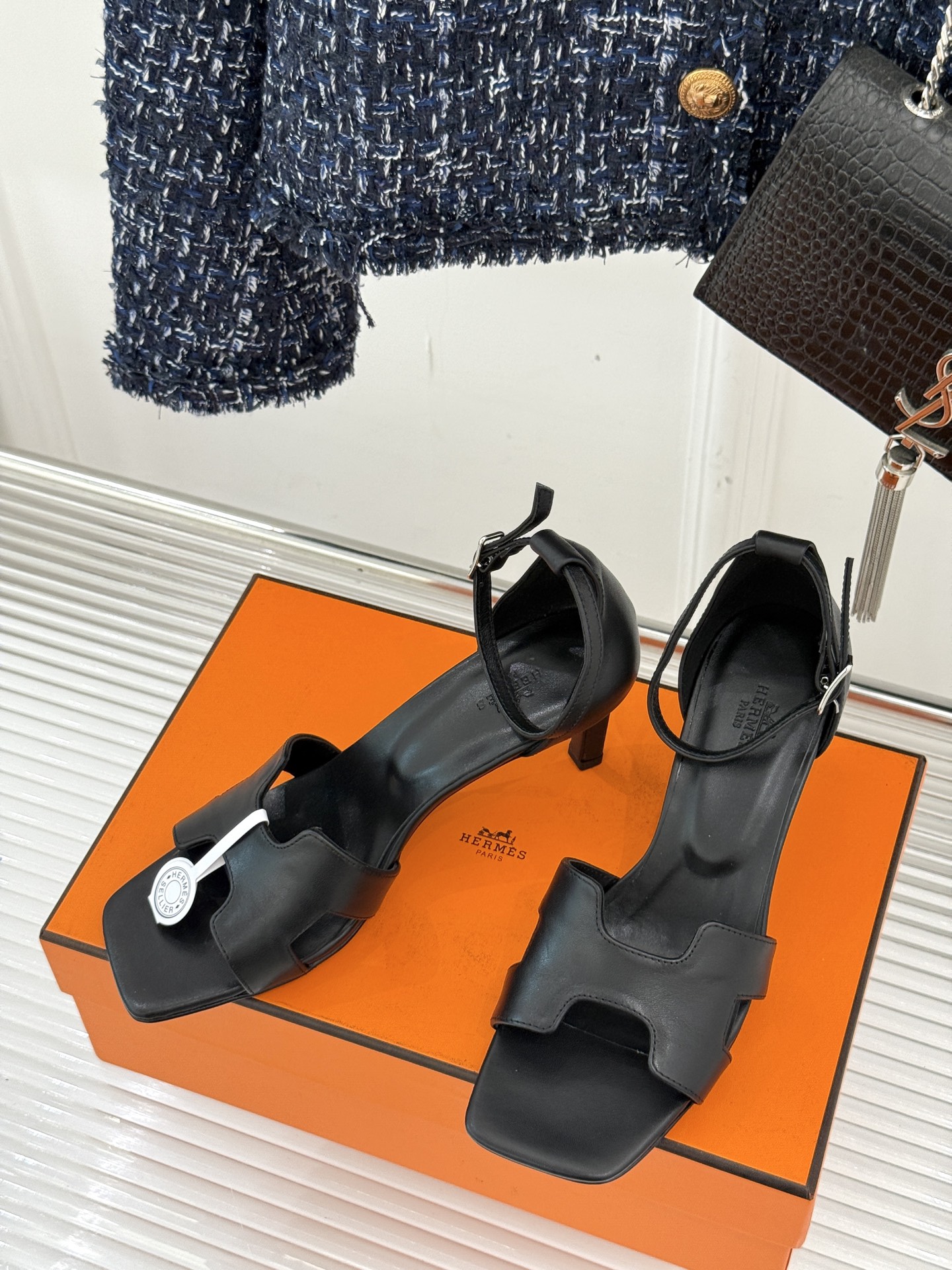 
Hermès/爱马仕经典H高跟凉鞋
鞋面是经典的H造型设计
品牌辨识度极高 
颜值和脚感兼备 
实物上