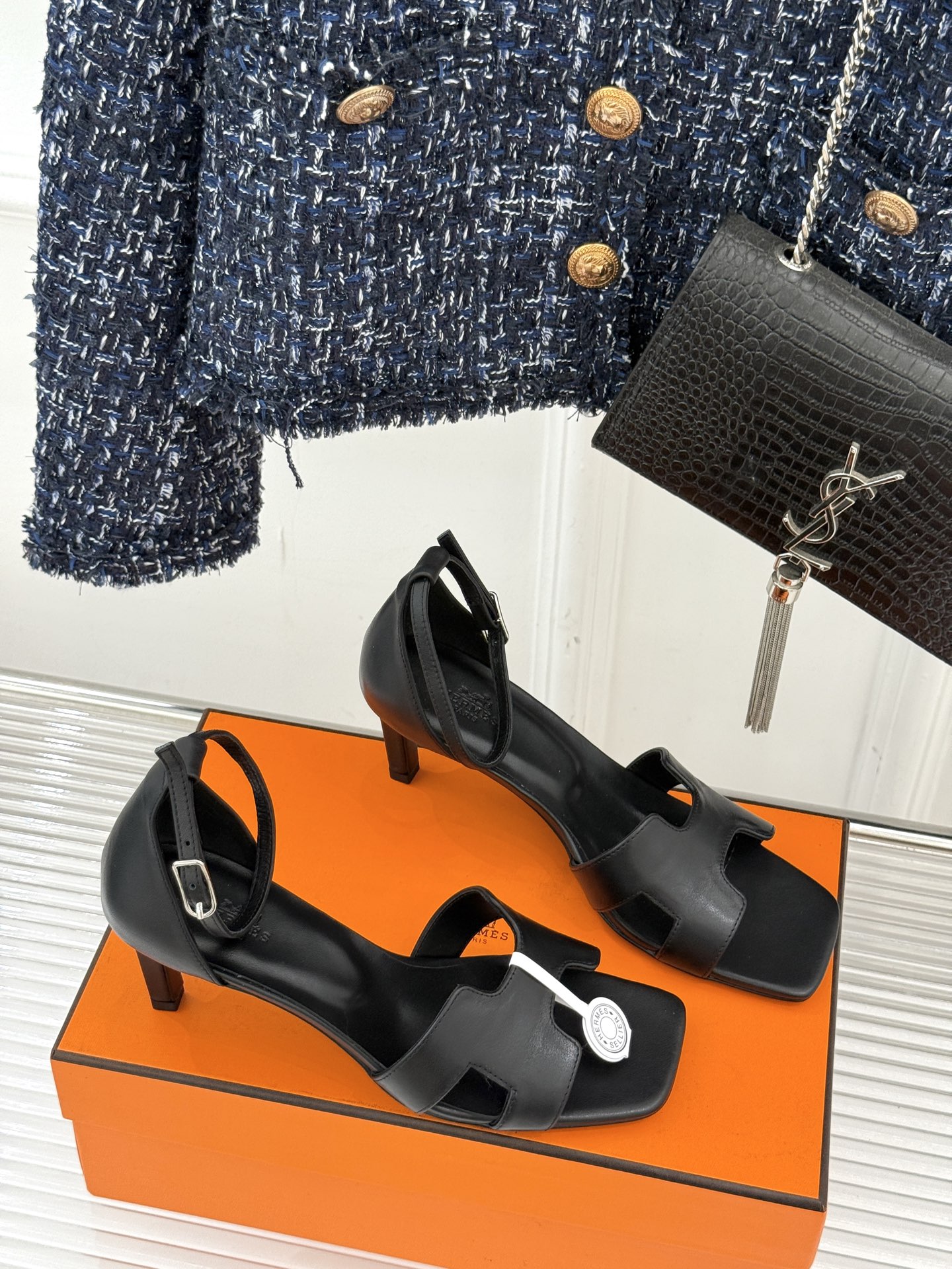 
Hermès/爱马仕经典H高跟凉鞋
鞋面是经典的H造型设计
品牌辨识度极高 
颜值和脚感兼备 
实物上