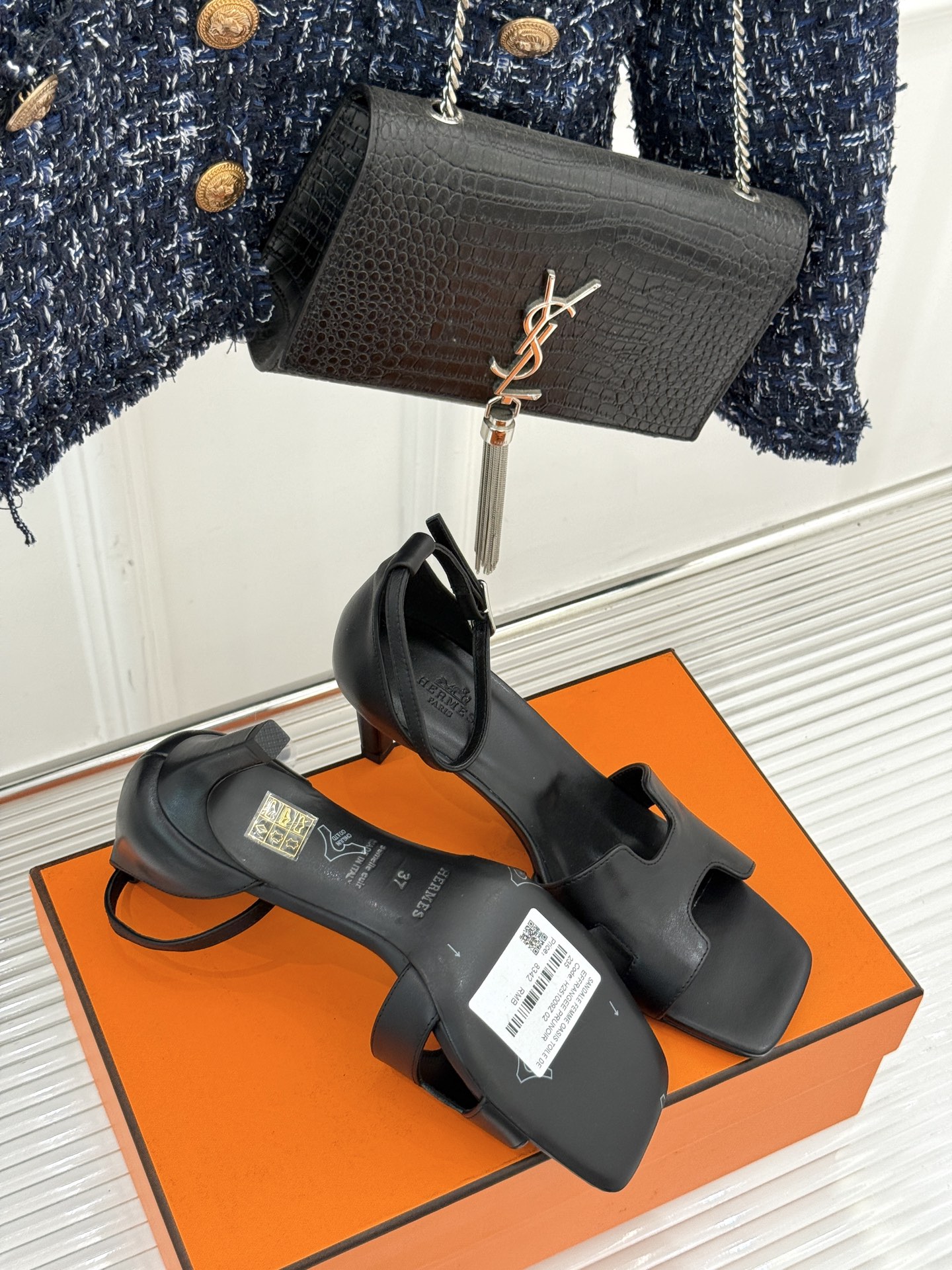 
Hermès/爱马仕经典H高跟凉鞋
鞋面是经典的H造型设计
品牌辨识度极高 
颜值和脚感兼备 
实物上