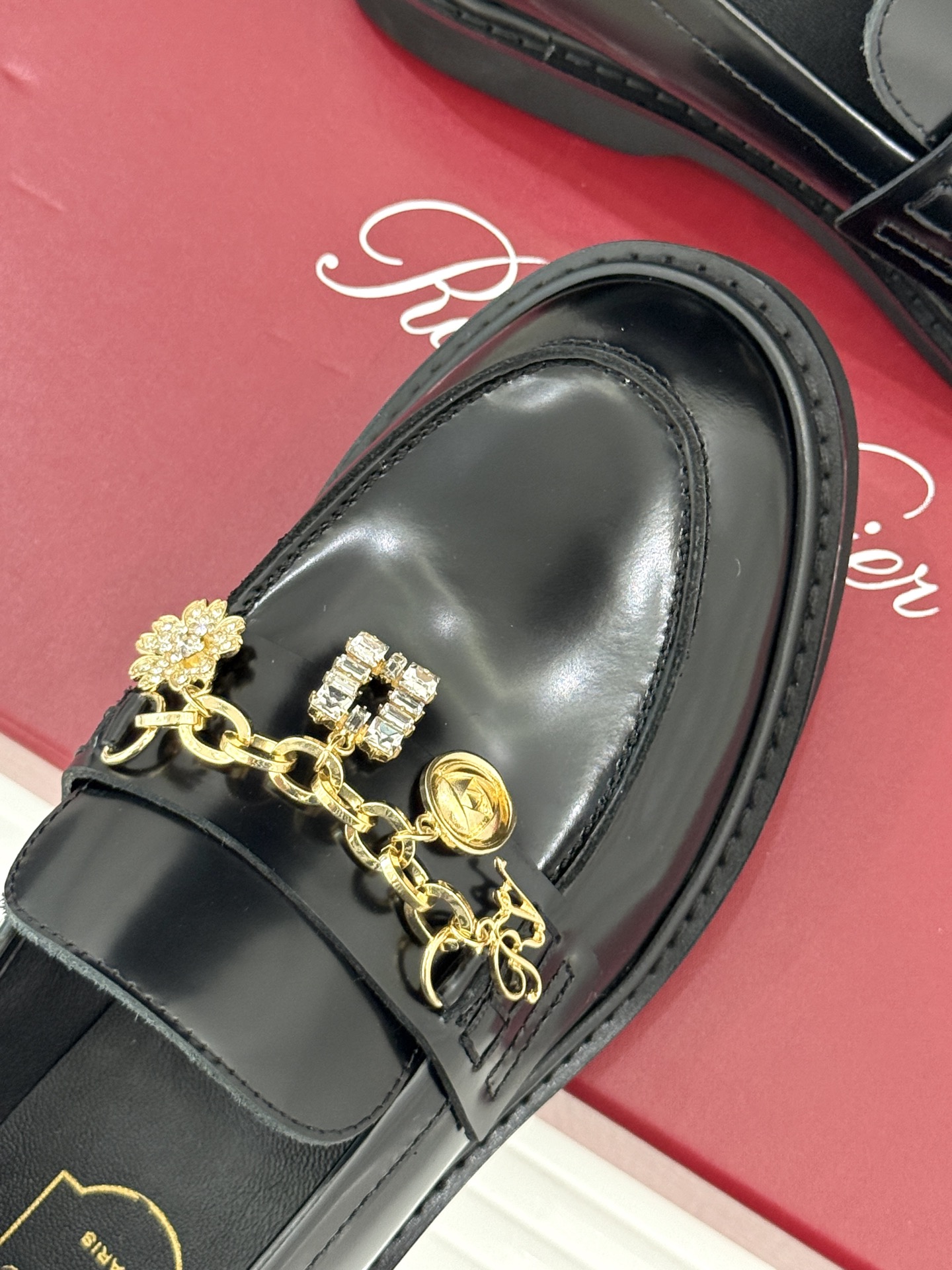 
Roger Vivier/ RV25ss新品水钻链条乐福鞋
这绝对是你鞋柜中不可缺少的时髦担当。
经典