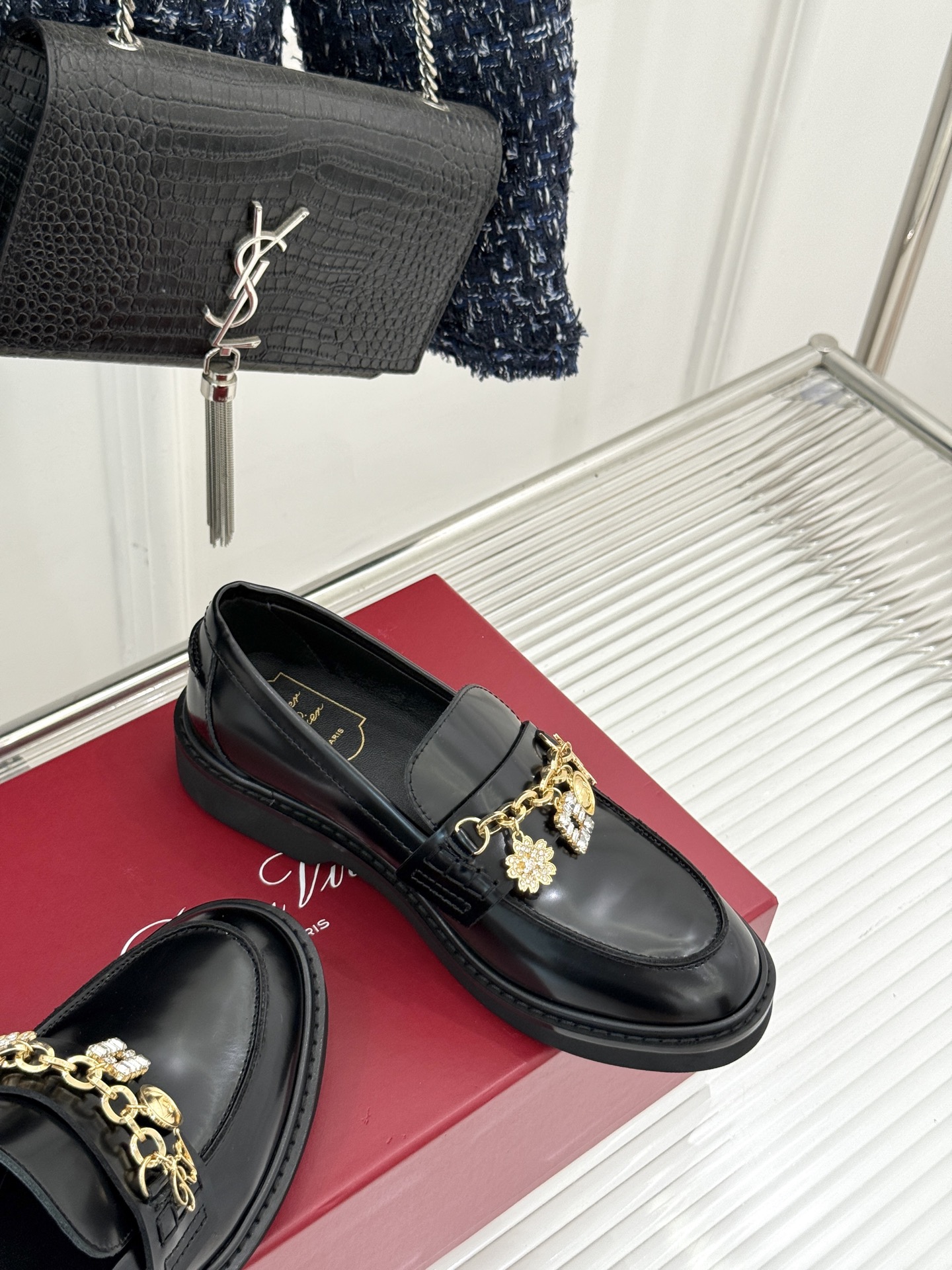 
Roger Vivier/ RV25ss新品水钻链条乐福鞋
这绝对是你鞋柜中不可缺少的时髦担当。
经典