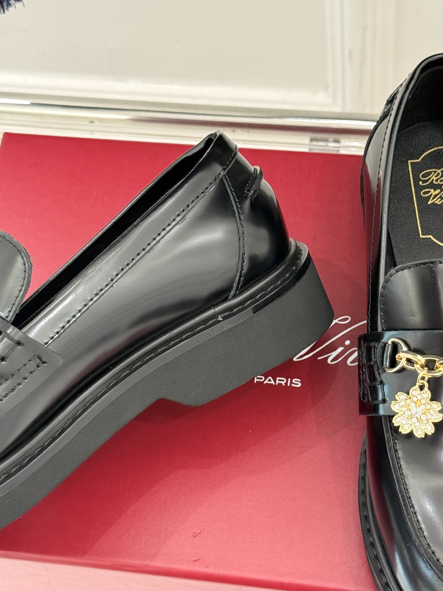 
Roger Vivier/ RV25ss新品水钻链条乐福鞋
这绝对是你鞋柜中不可缺少的时髦担当。
经典