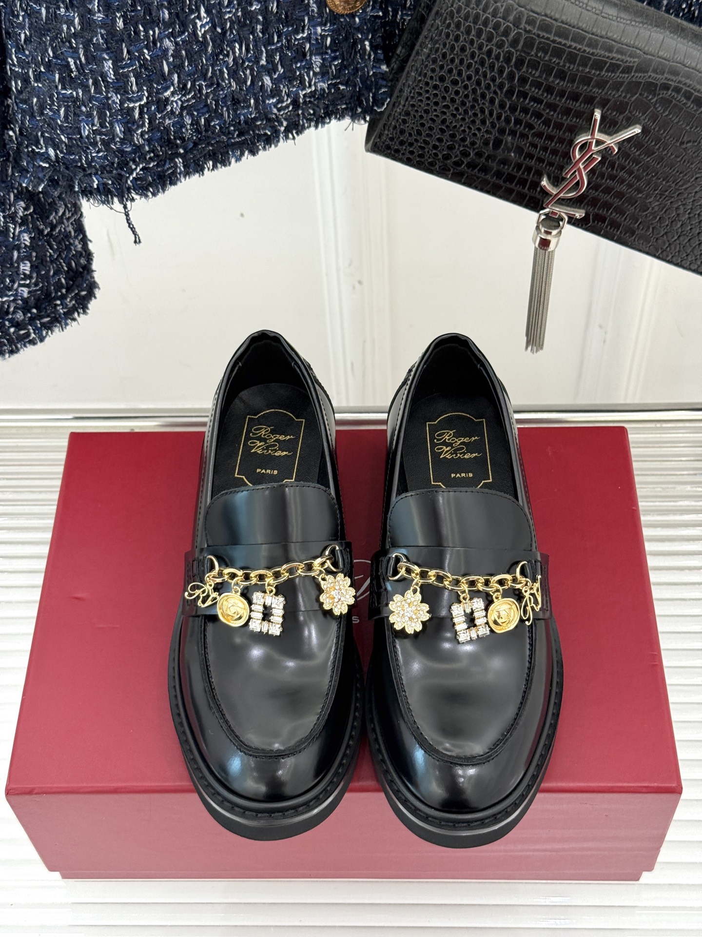 
Roger Vivier/ RV25ss新品水钻链条乐福鞋
这绝对是你鞋柜中不可缺少的时髦担当。
经典