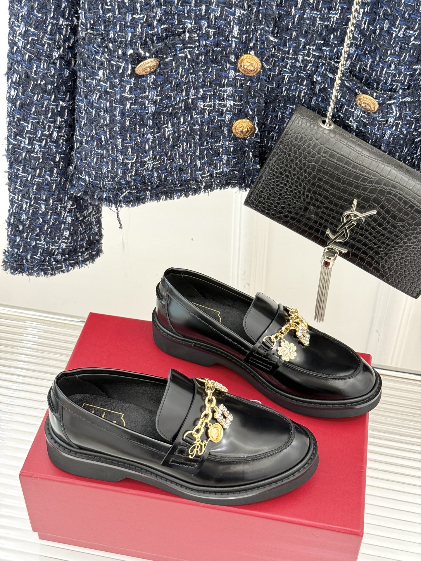 
Roger Vivier/ RV25ss新品水钻链条乐福鞋
这绝对是你鞋柜中不可缺少的时髦担当。
经典