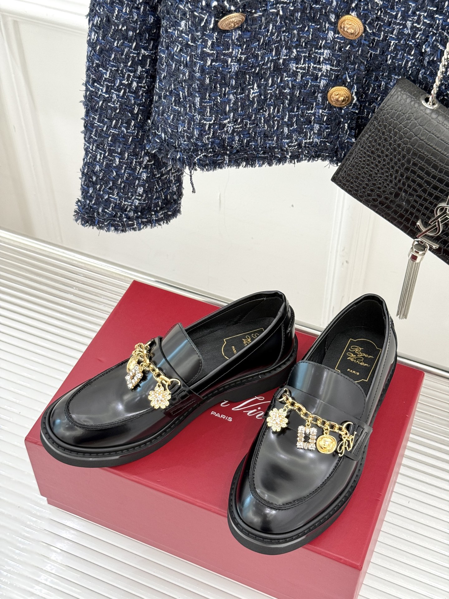 
Roger Vivier/ RV25ss新品水钻链条乐福鞋
这绝对是你鞋柜中不可缺少的时髦担当。
经典