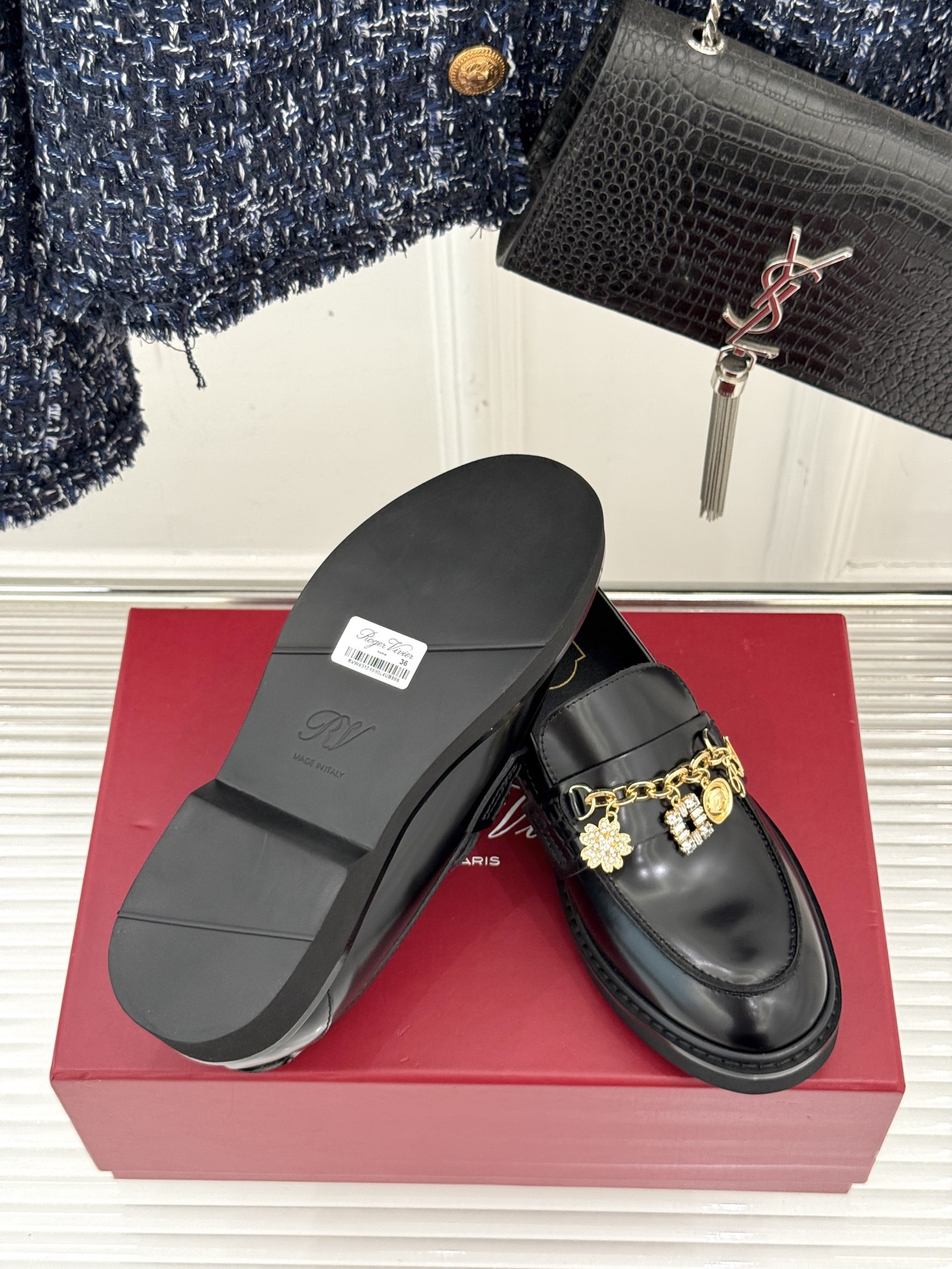 
Roger Vivier/ RV25ss新品水钻链条乐福鞋
这绝对是你鞋柜中不可缺少的时髦担当。
经典