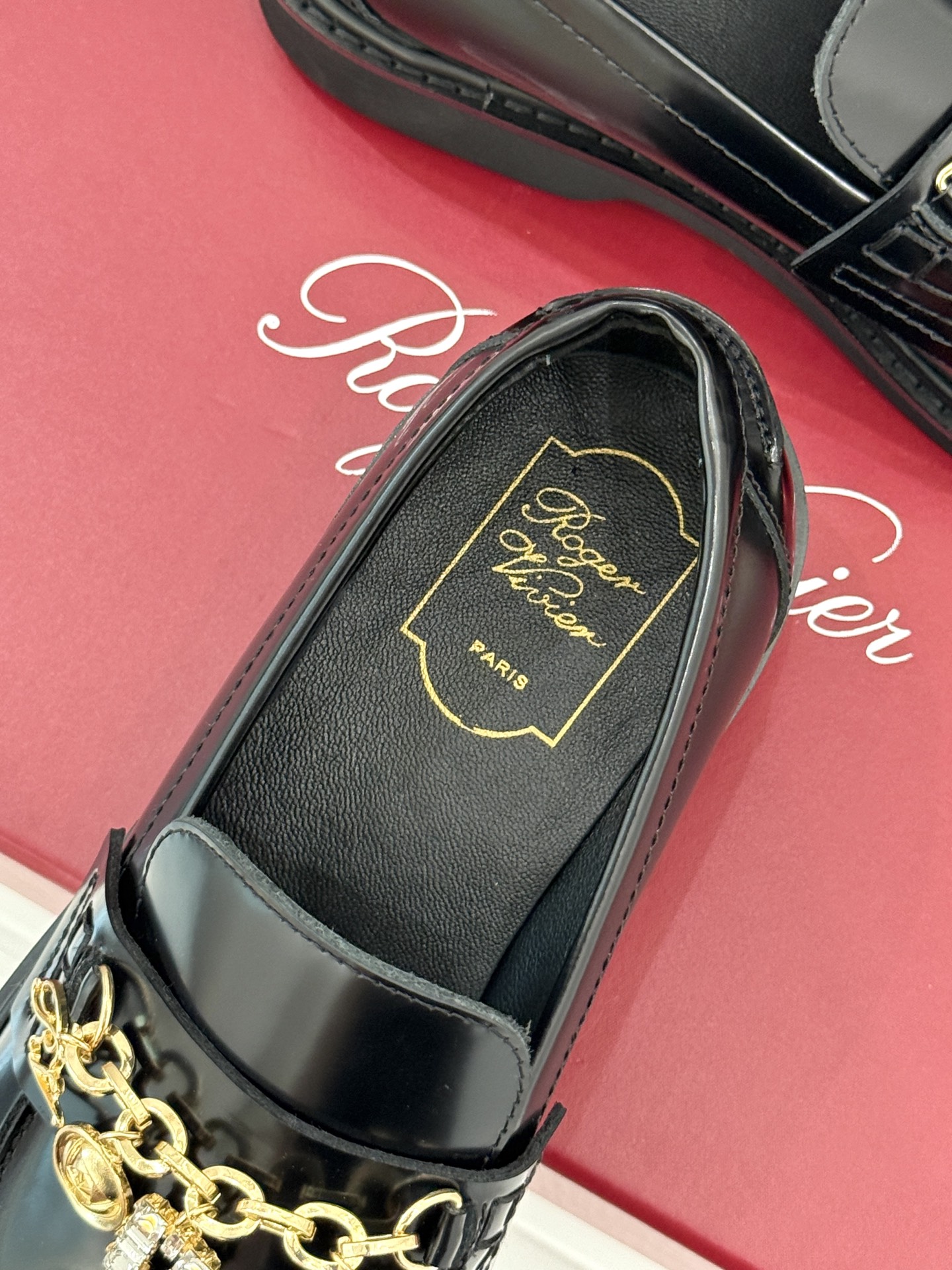 
Roger Vivier/ RV25ss新品水钻链条乐福鞋
这绝对是你鞋柜中不可缺少的时髦担当。
经典