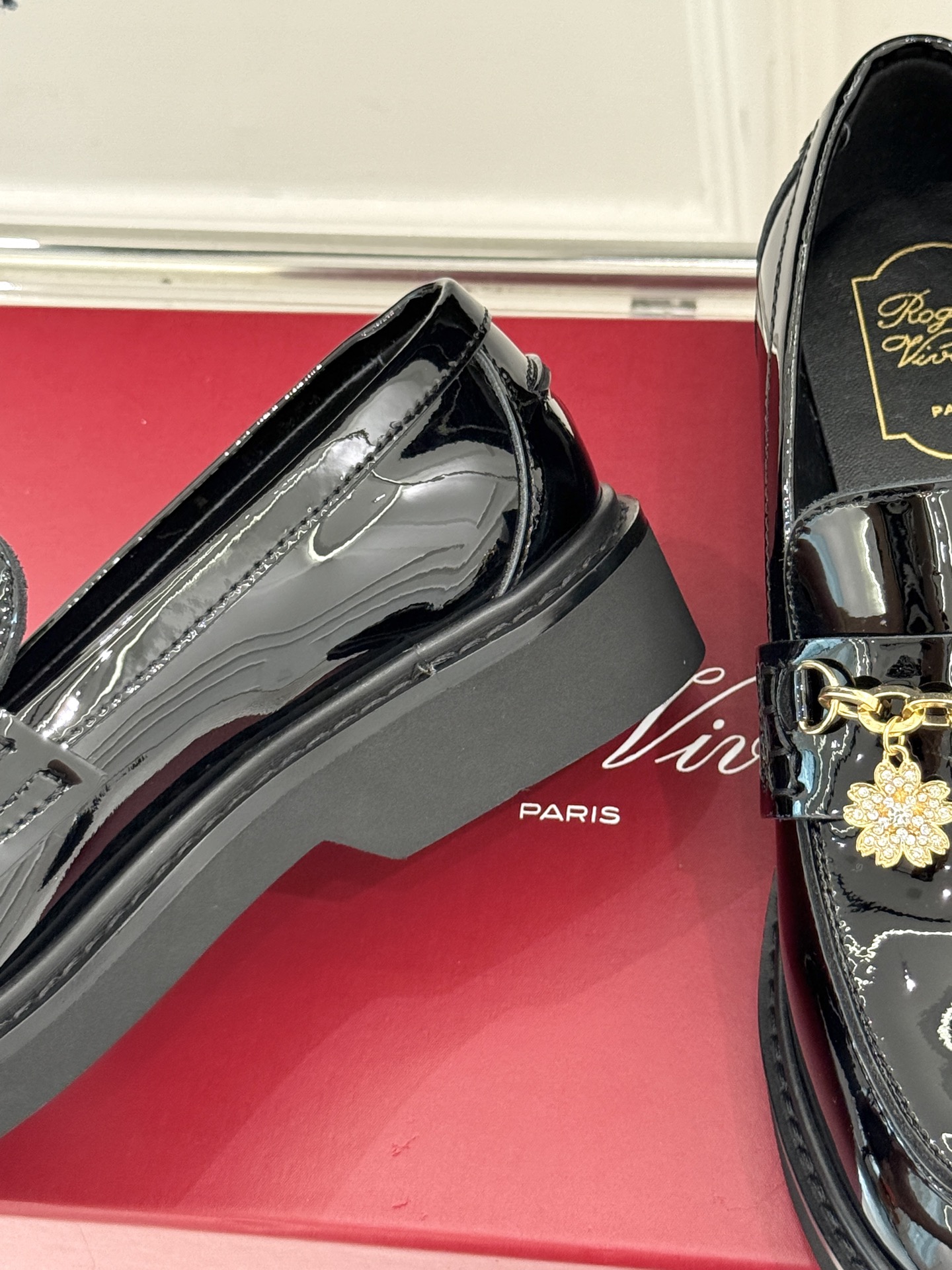 
Roger Vivier/ RV25ss新品水钻链条乐福鞋
这绝对是你鞋柜中不可缺少的时髦担当。
经典