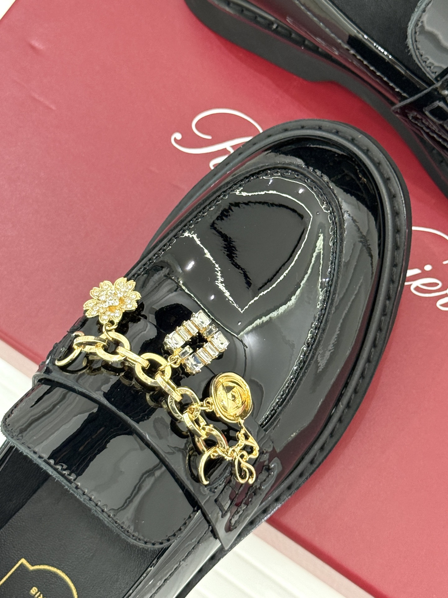 
Roger Vivier/ RV25ss新品水钻链条乐福鞋
这绝对是你鞋柜中不可缺少的时髦担当。
经典