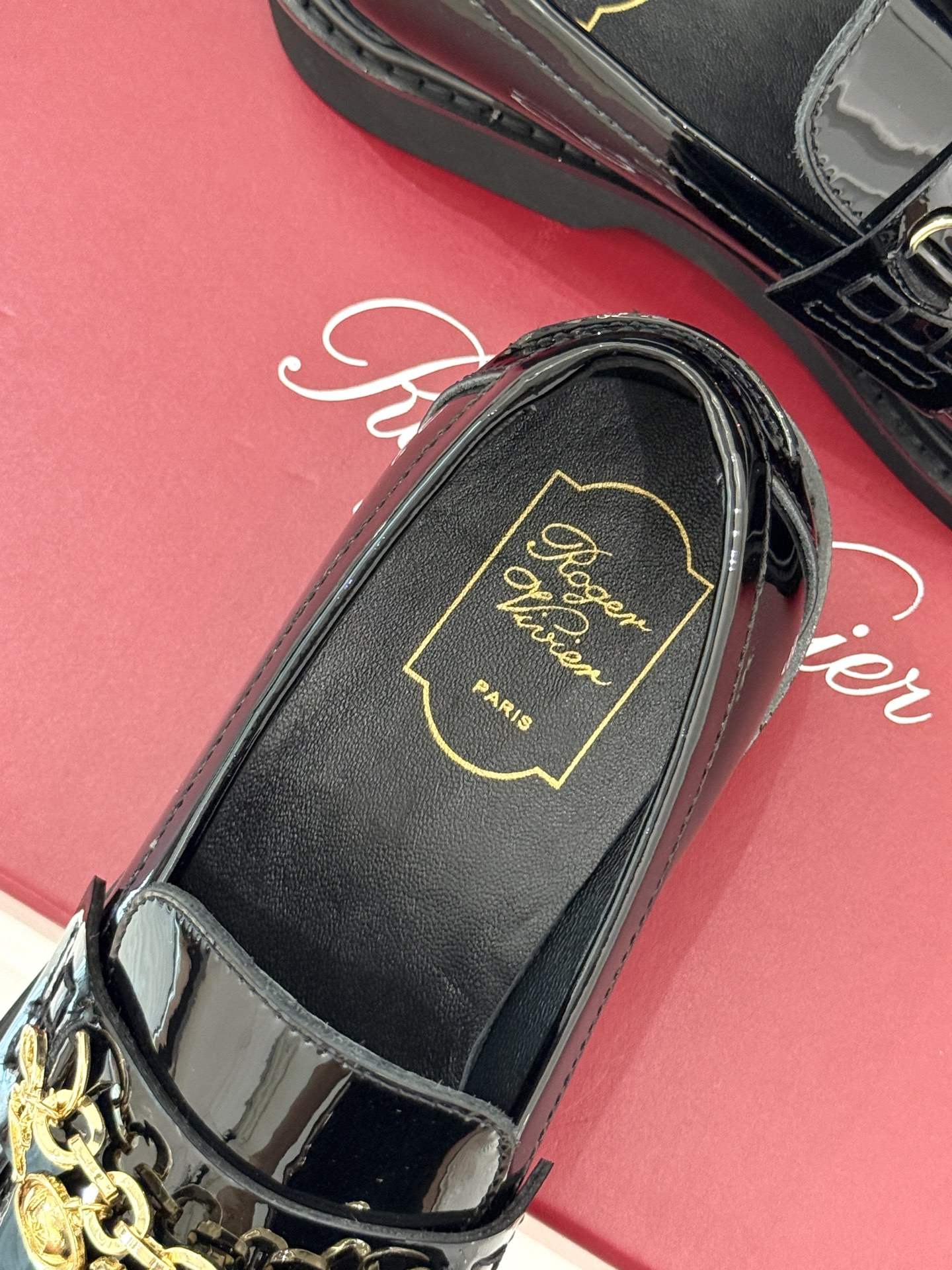 
Roger Vivier/ RV25ss新品水钻链条乐福鞋
这绝对是你鞋柜中不可缺少的时髦担当。
经典