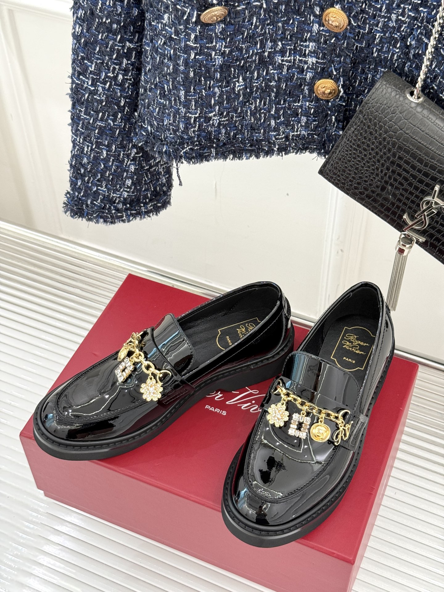 
Roger Vivier/ RV25ss新品水钻链条乐福鞋
这绝对是你鞋柜中不可缺少的时髦担当。
经典