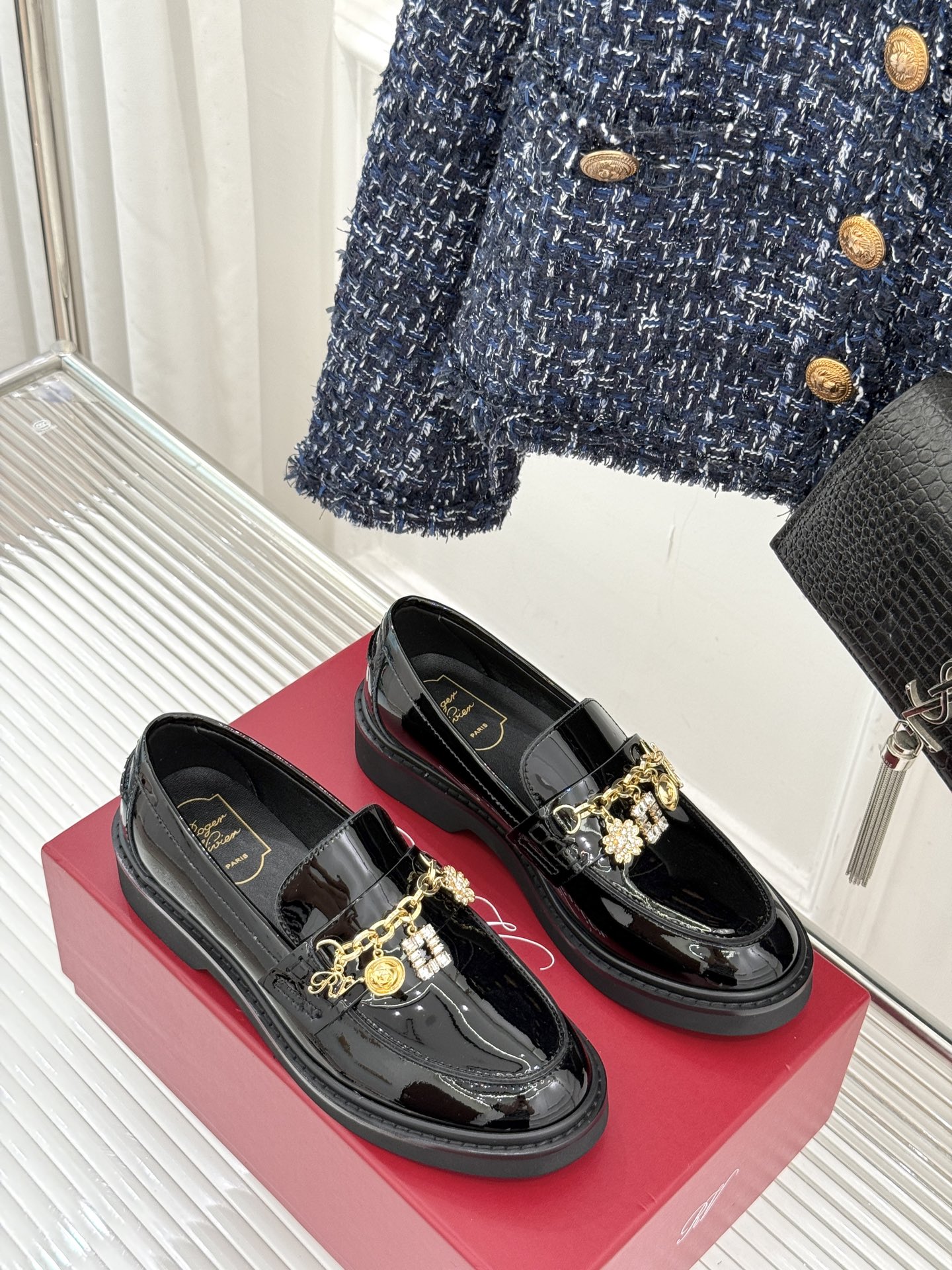 
Roger Vivier/ RV25ss新品水钻链条乐福鞋
这绝对是你鞋柜中不可缺少的时髦担当。
经典