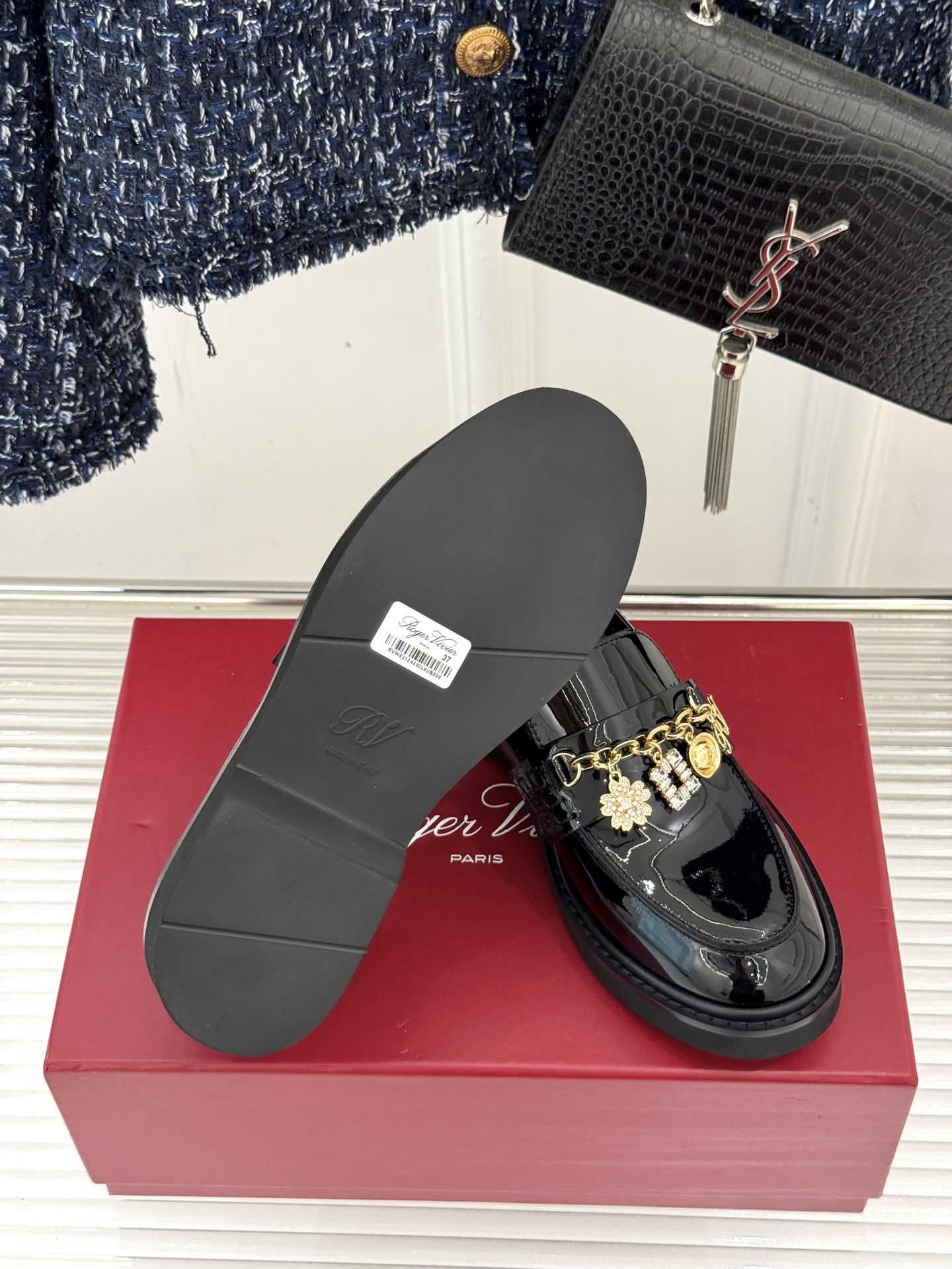 
Roger Vivier/ RV25ss新品水钻链条乐福鞋
这绝对是你鞋柜中不可缺少的时髦担当。
经典