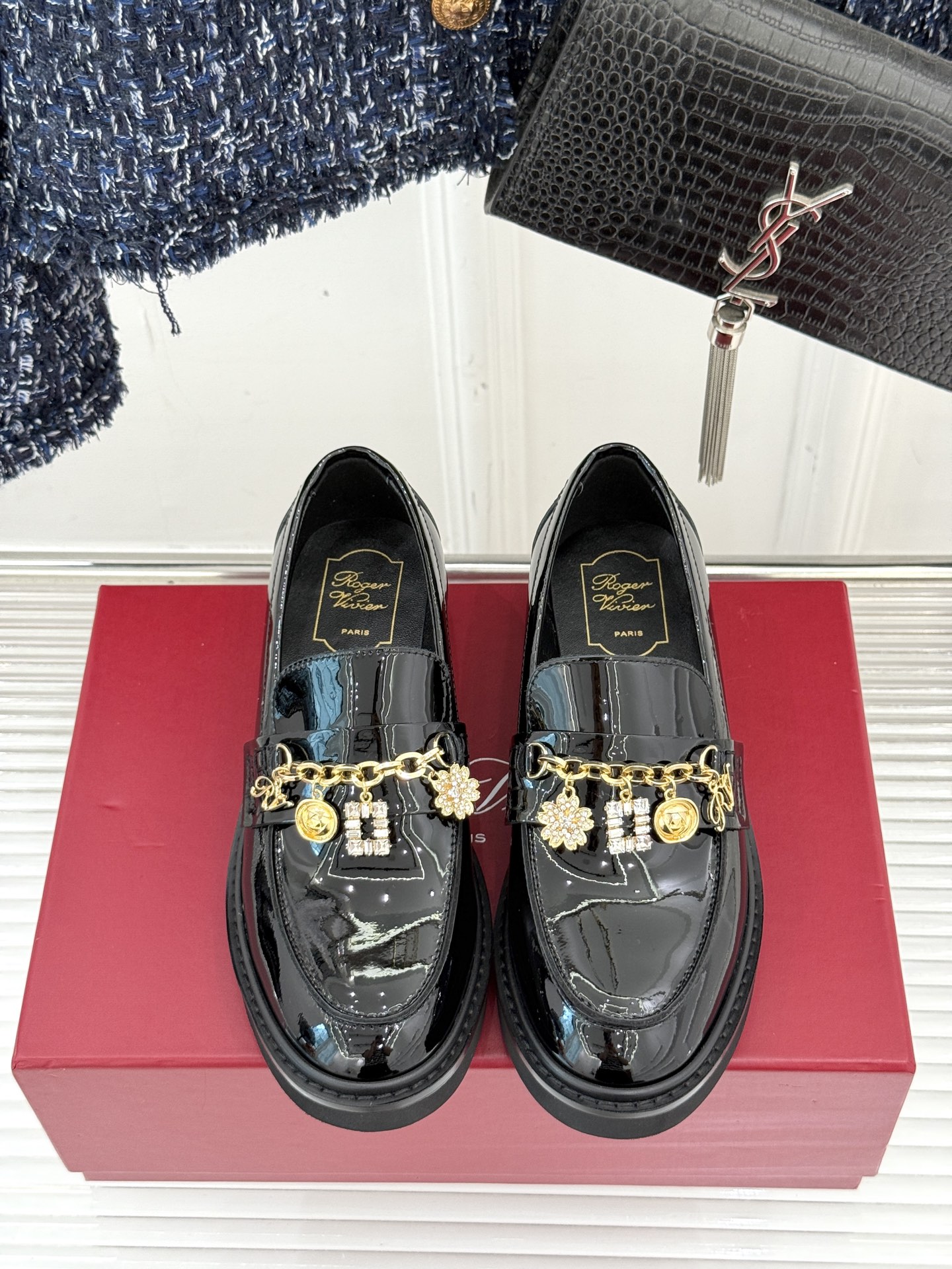 
Roger Vivier/ RV25ss新品水钻链条乐福鞋
这绝对是你鞋柜中不可缺少的时髦担当。
经典