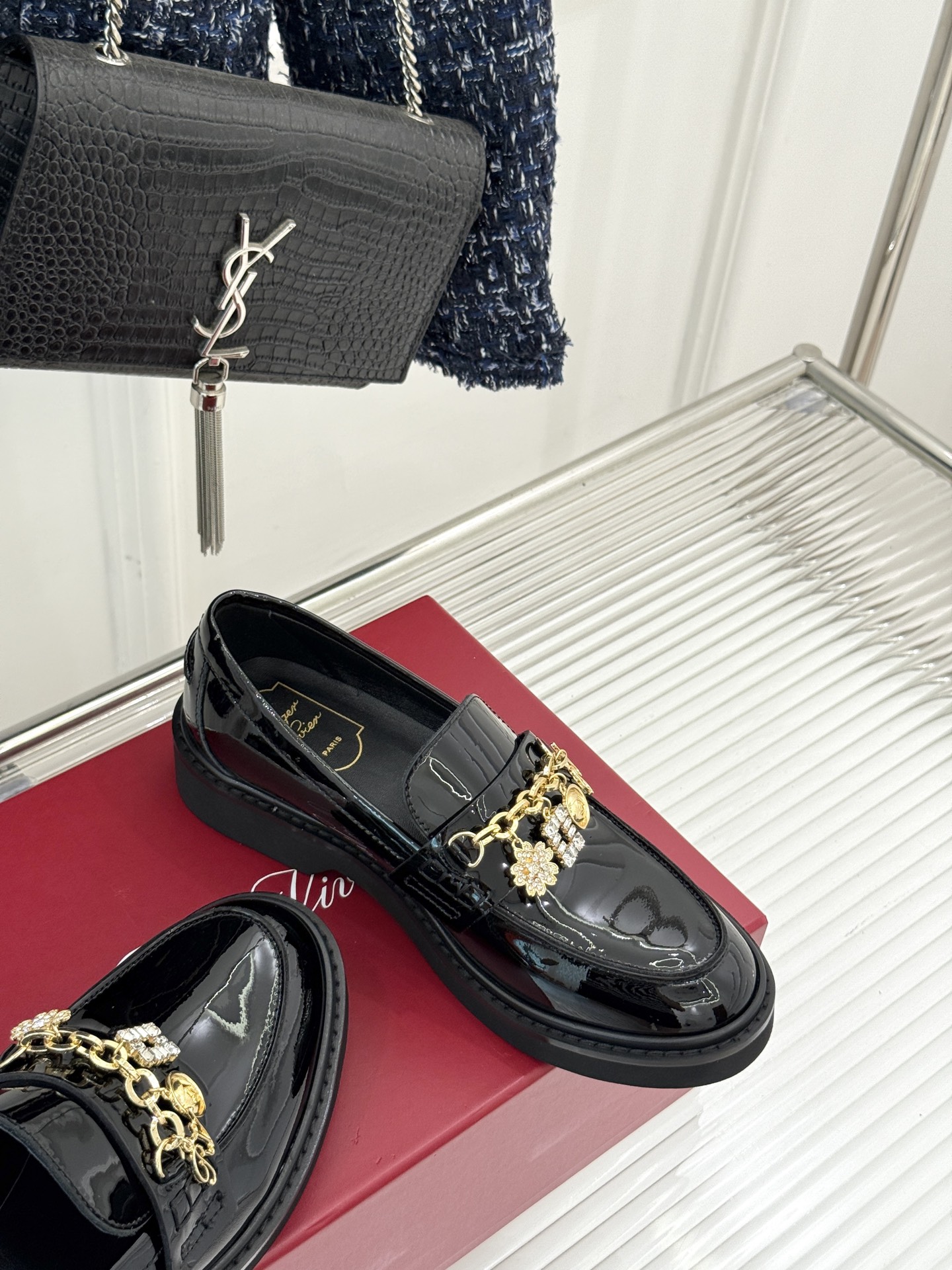 
Roger Vivier/ RV25ss新品水钻链条乐福鞋
这绝对是你鞋柜中不可缺少的时髦担当。
经典