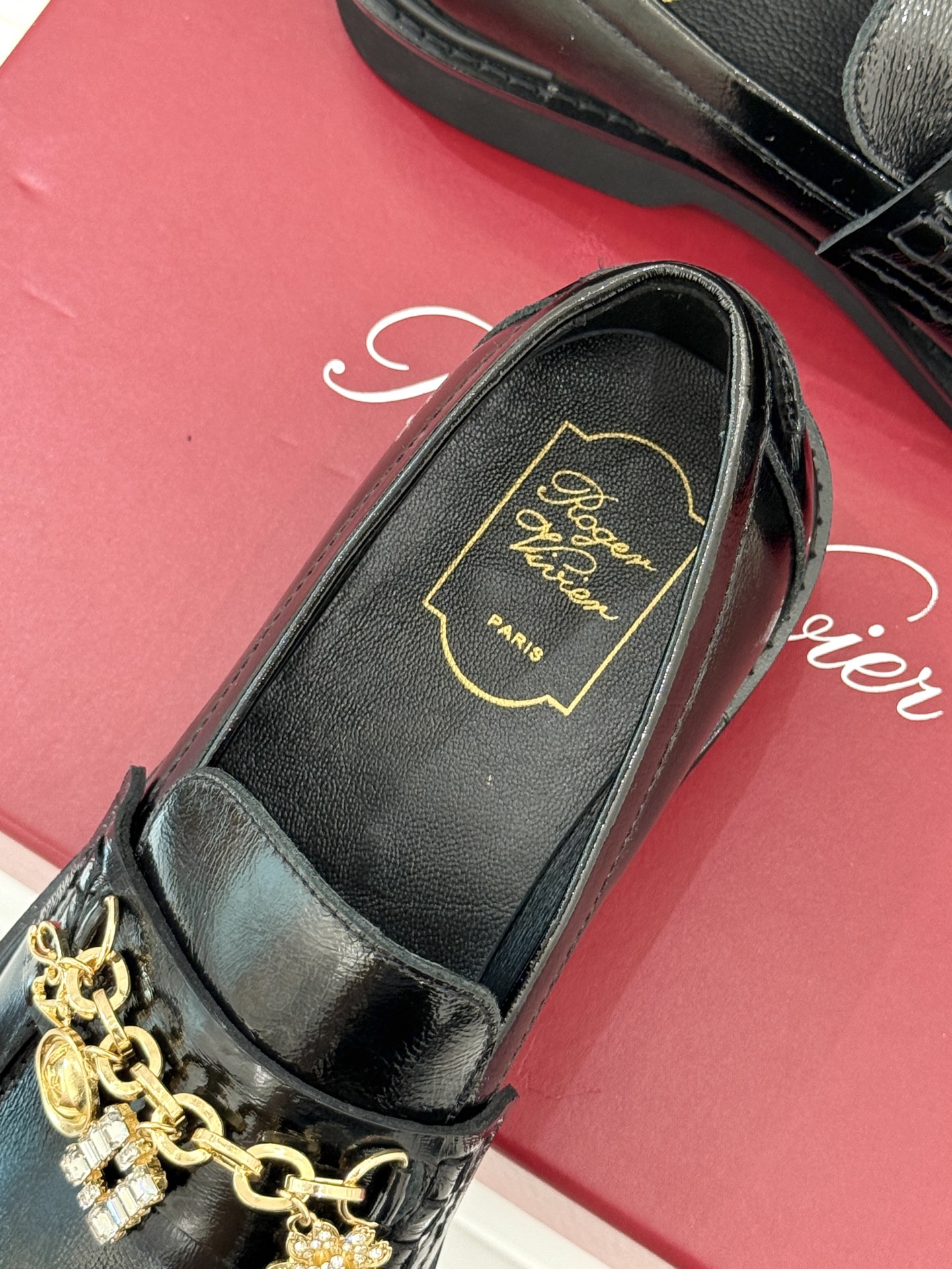 
Roger Vivier/ RV25ss新品水钻链条乐福鞋
这绝对是你鞋柜中不可缺少的时髦担当。
经典