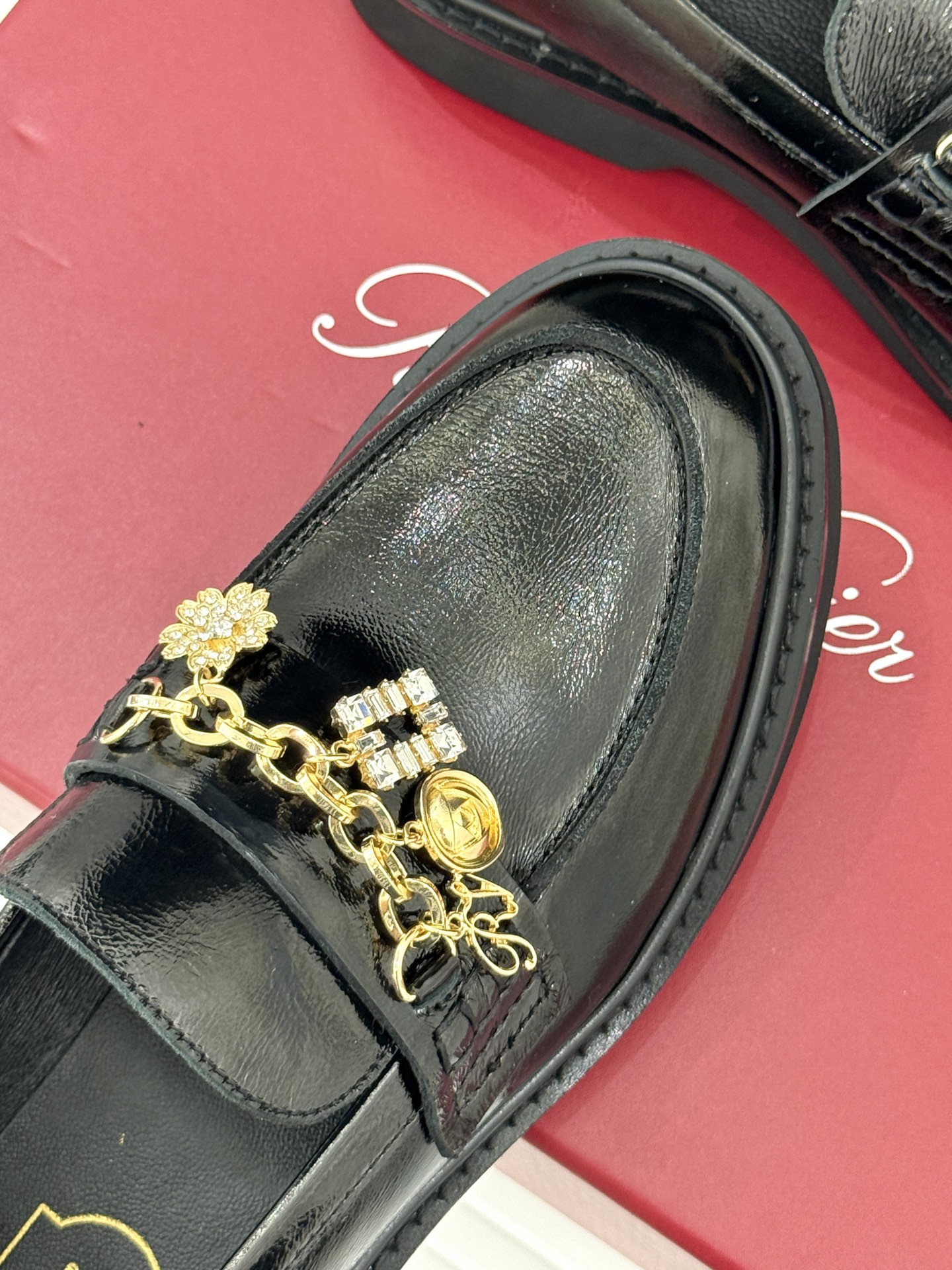
Roger Vivier/ RV25ss新品水钻链条乐福鞋
这绝对是你鞋柜中不可缺少的时髦担当。
经典