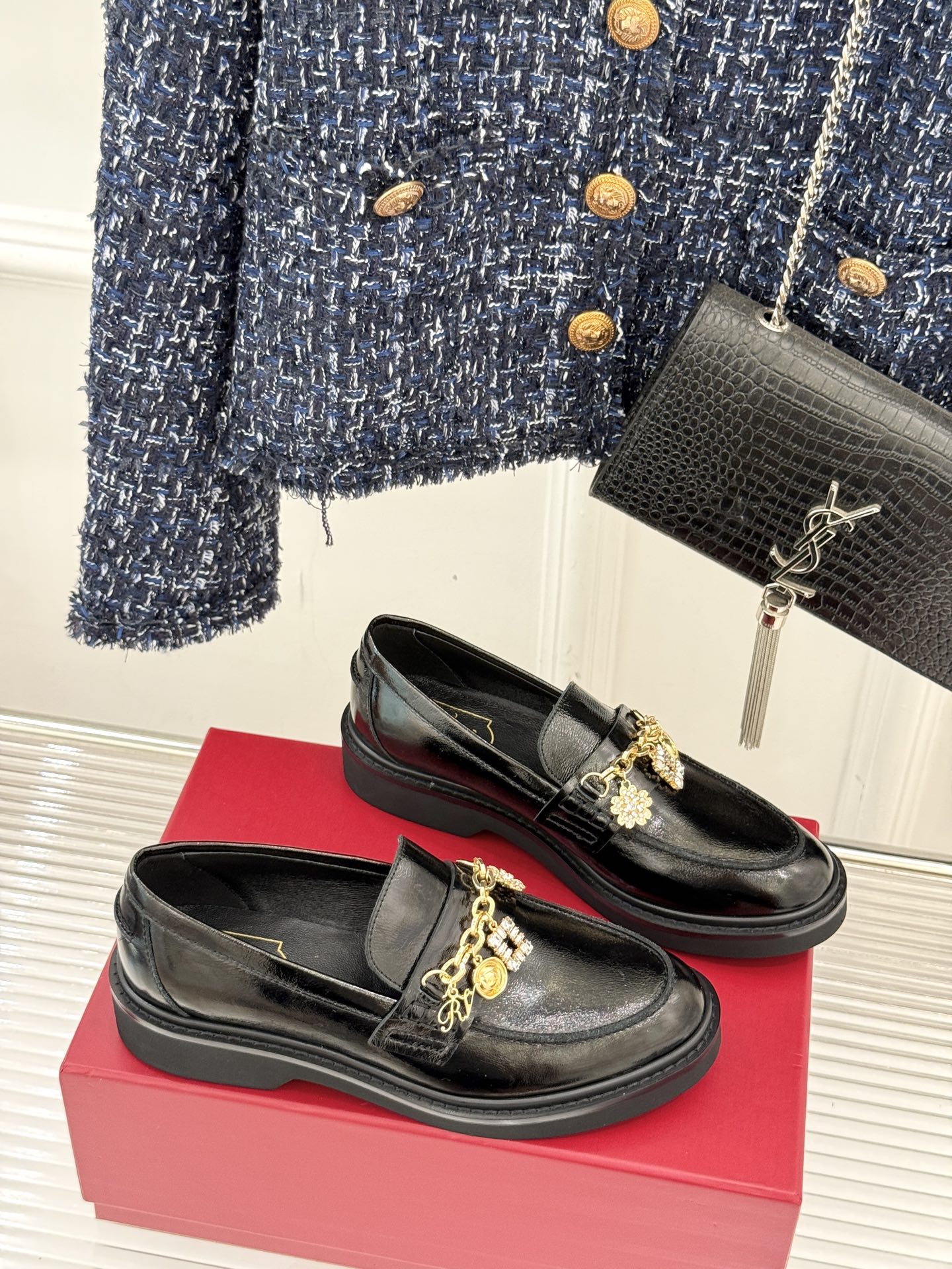 
Roger Vivier/ RV25ss新品水钻链条乐福鞋
这绝对是你鞋柜中不可缺少的时髦担当。
经典
