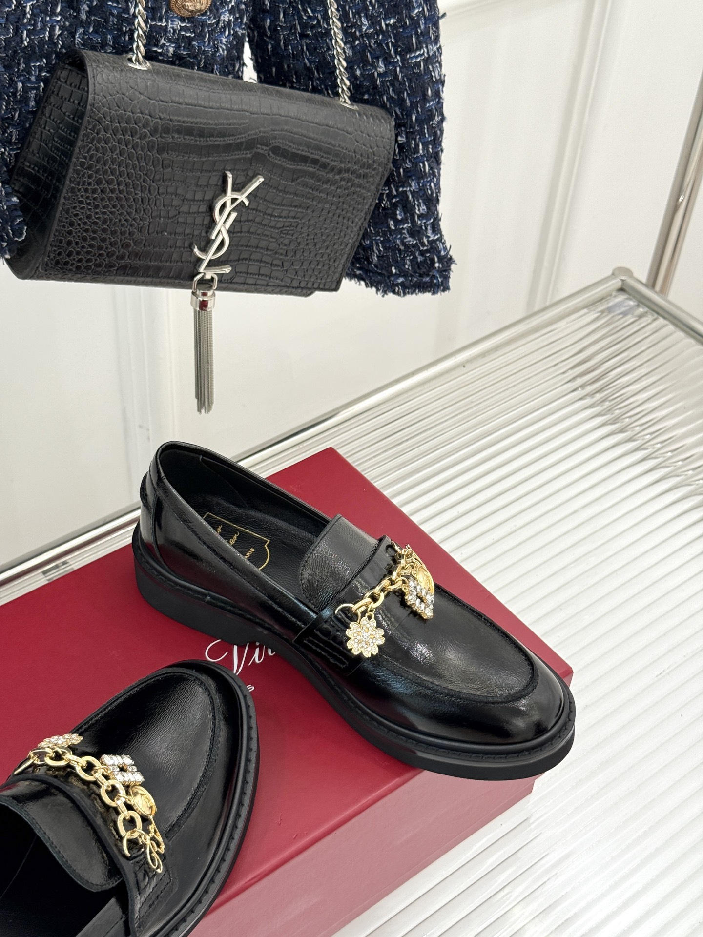 
Roger Vivier/ RV25ss新品水钻链条乐福鞋
这绝对是你鞋柜中不可缺少的时髦担当。
经典