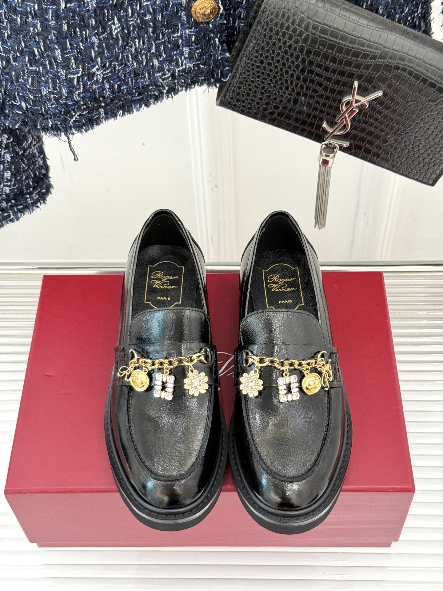 
Roger Vivier/ RV25ss新品水钻链条乐福鞋
这绝对是你鞋柜中不可缺少的时髦担当。
经典