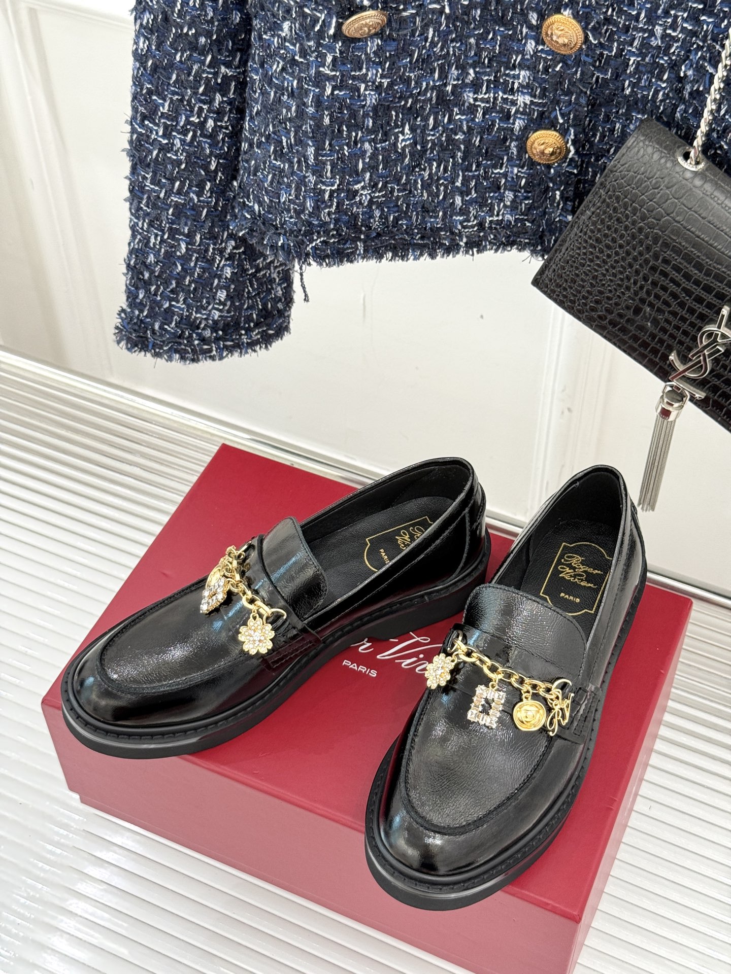
Roger Vivier/ RV25ss新品水钻链条乐福鞋
这绝对是你鞋柜中不可缺少的时髦担当。
经典