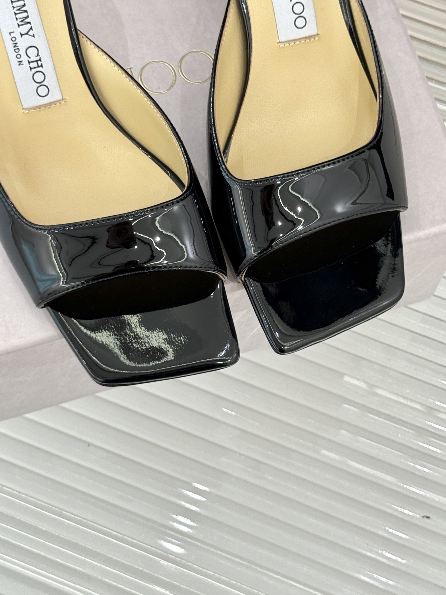 
Jimmy Choo｜吉米周经典
高跟拖鞋
真的是看一眼就爱上的程度 
丝毫不夸张 设计显秀气
上脚贼