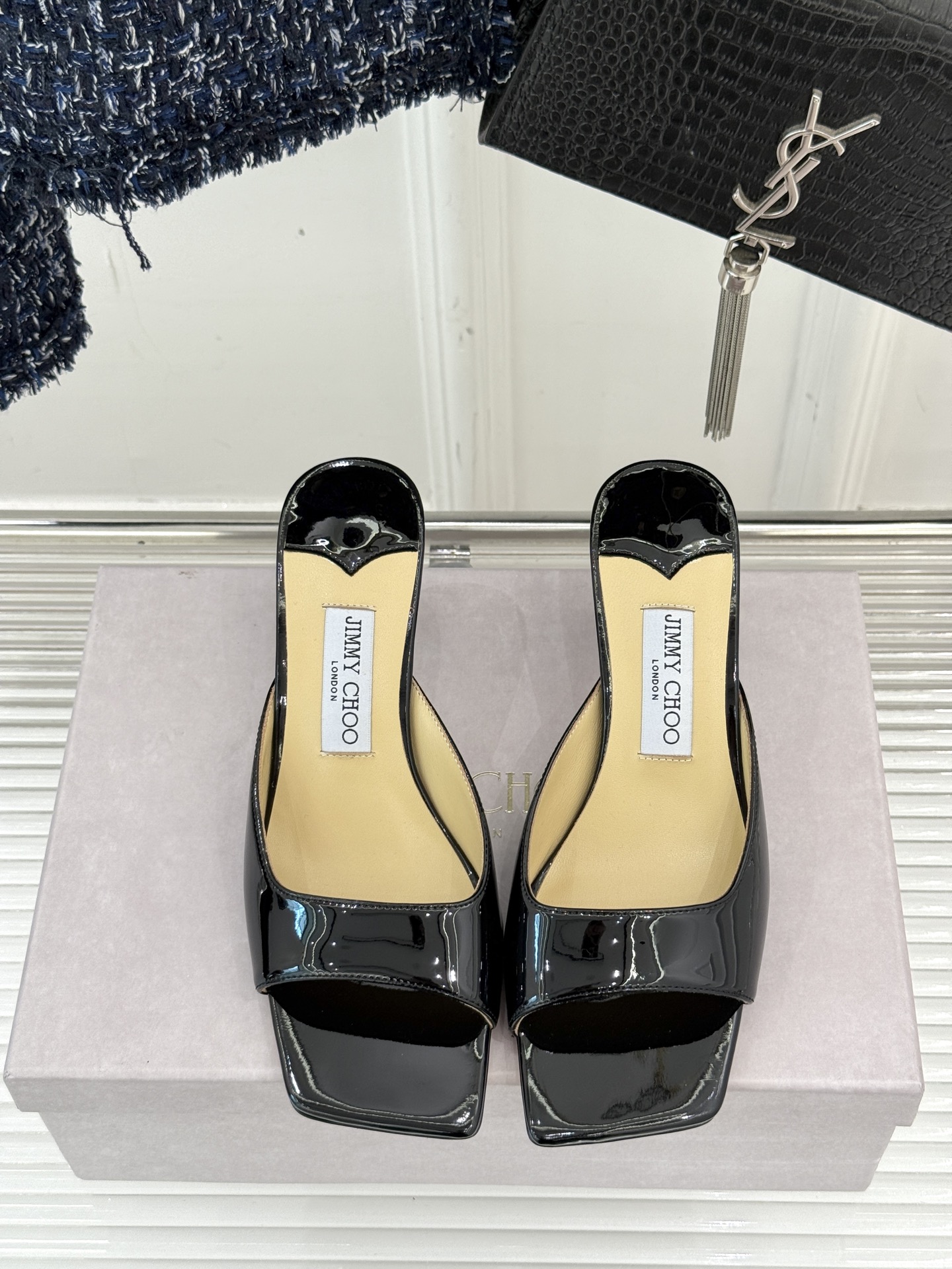 
Jimmy Choo｜吉米周经典
高跟拖鞋
真的是看一眼就爱上的程度 
丝毫不夸张 设计显秀气
上脚贼