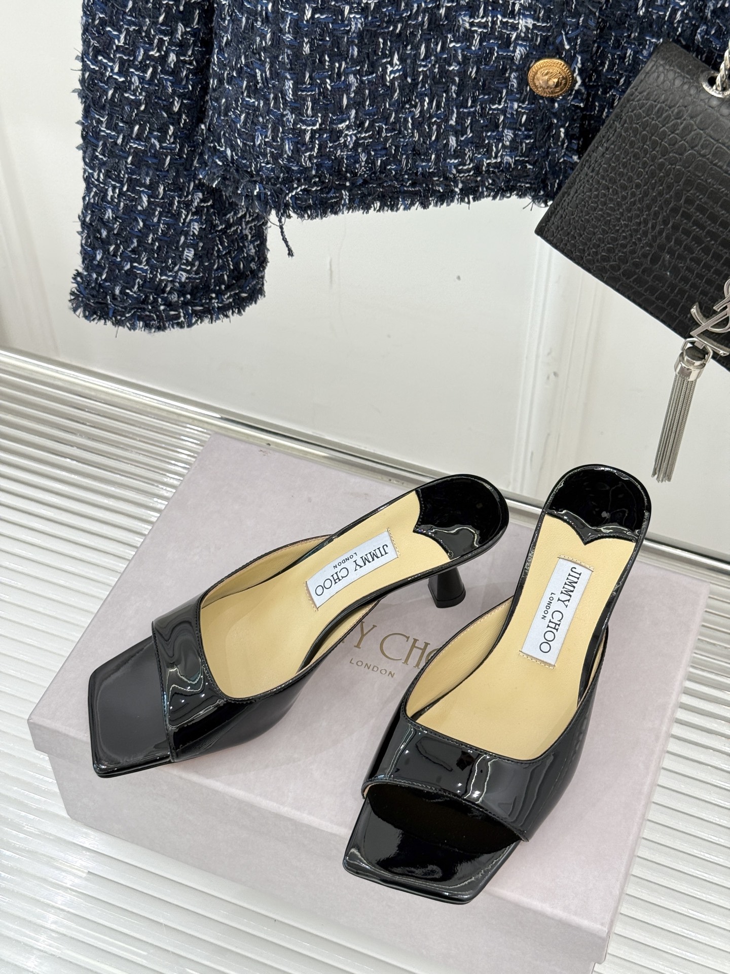 
Jimmy Choo｜吉米周经典
高跟拖鞋
真的是看一眼就爱上的程度 
丝毫不夸张 设计显秀气
上脚贼