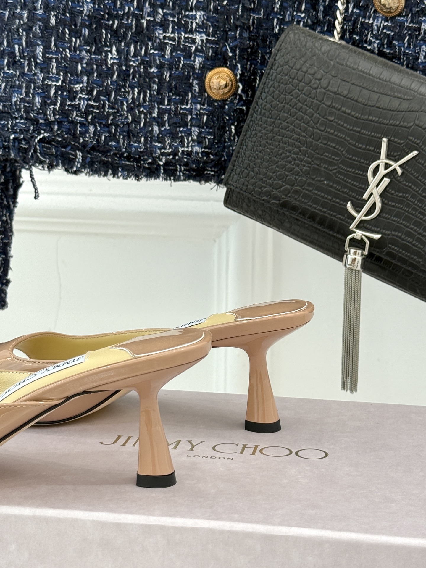 
Jimmy Choo｜吉米周经典
高跟拖鞋
真的是看一眼就爱上的程度 
丝毫不夸张 设计显秀气
上脚贼