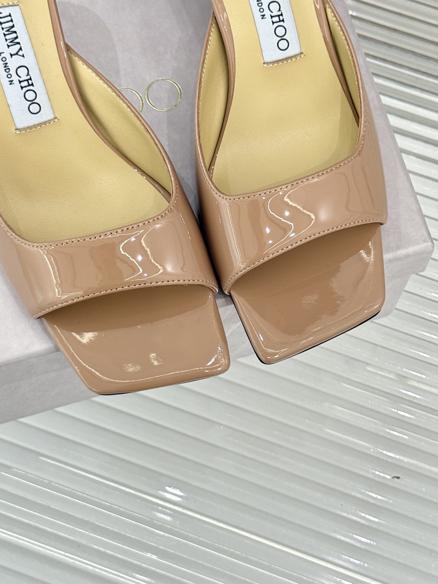 
Jimmy Choo｜吉米周经典
高跟拖鞋
真的是看一眼就爱上的程度 
丝毫不夸张 设计显秀气
上脚贼